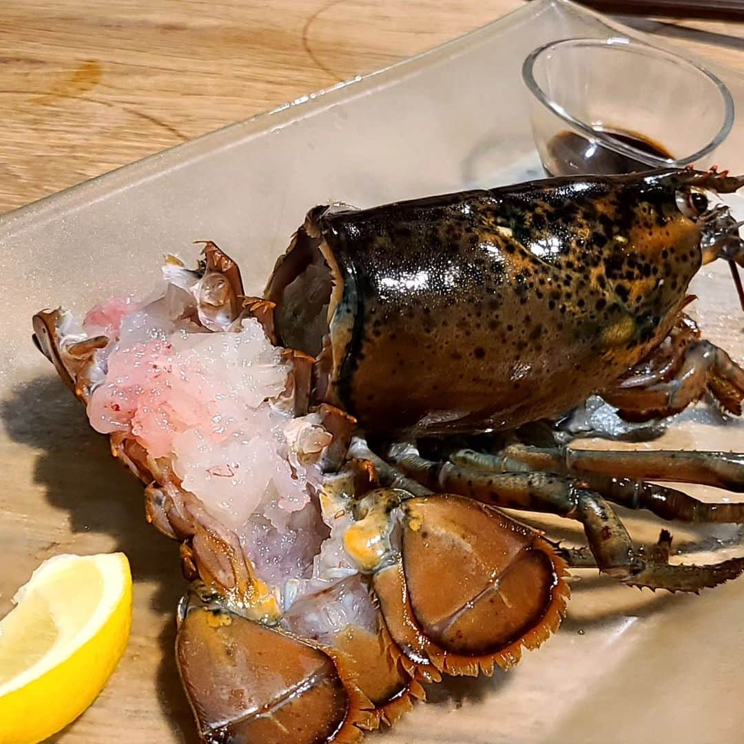 松本康太さんのインスタグラム写真 - (松本康太Instagram)「『Shrimp Bank』  海鮮料理のお店に行きました！ お刺身のオマール海老の頭はお味噌汁に！  ペスカトーレの蛤もブリブリで美味しいのです(^∇^)　  #ShrimpBank#池袋#海鮮料理#レギュラー松本#あるある探検隊#はまやねん#大西ライオン ちゃん」9月28日 19時41分 - aruarutankentai.matsumoto