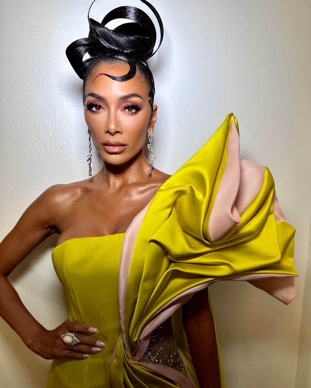 ニコール・シャージンガーのインスタグラム：「Can we have a little commotion for the dress 💛☀️✨  Glam by: @miyakemakeup @robsalty @highheelprncess」