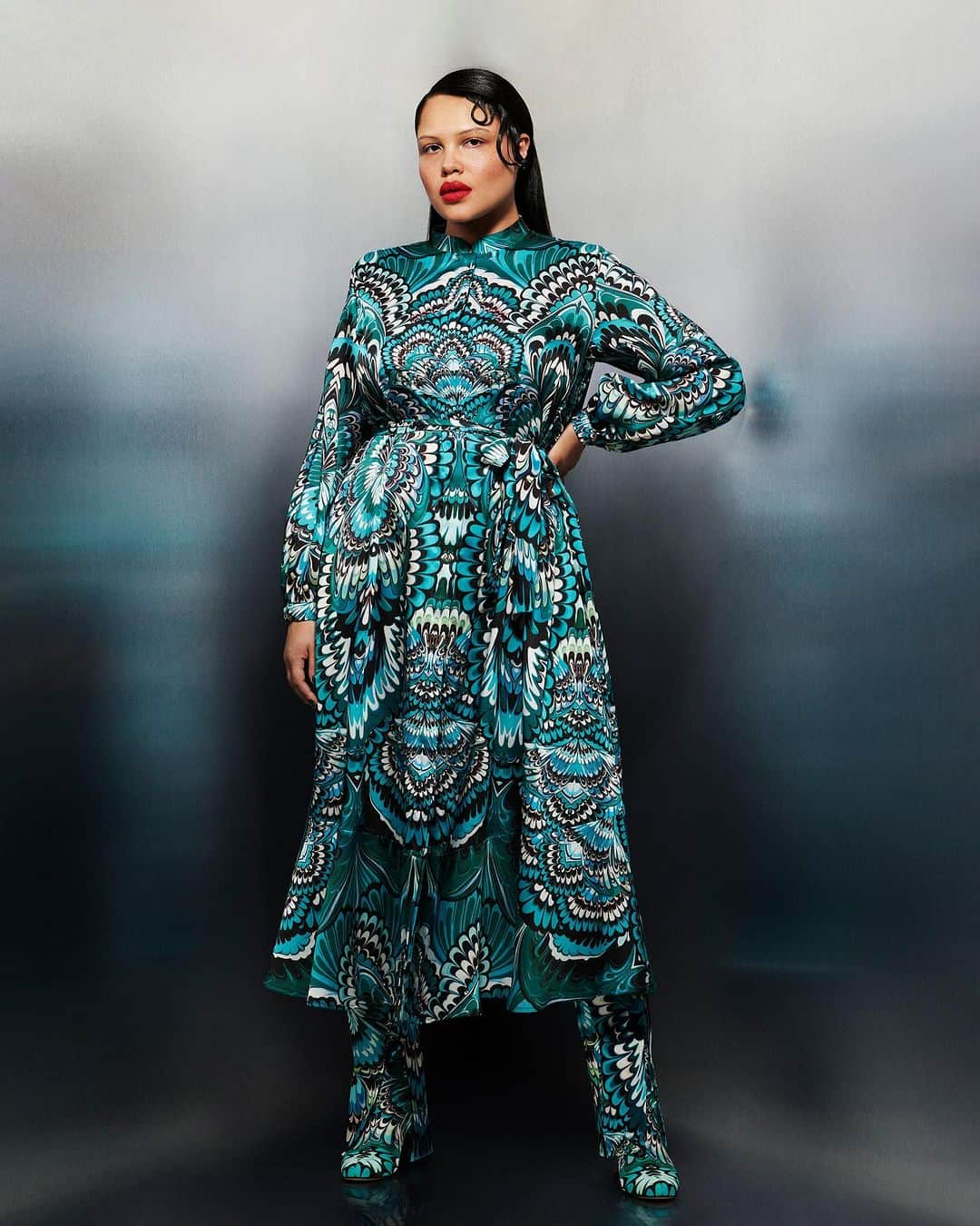 メアリーカトランズのインスタグラム：「The green marbling print takes the natural shapes of the water marbling technique and mirrors them, creating swirled feminine shapes to accent the silhouette. Deep forest greens, peacock teal and aqua tones harmonise creating an organic optical illusion. #MarinaRinaldiByMaryKatrantzou  Shop them online on www.marinarinaldi.com」