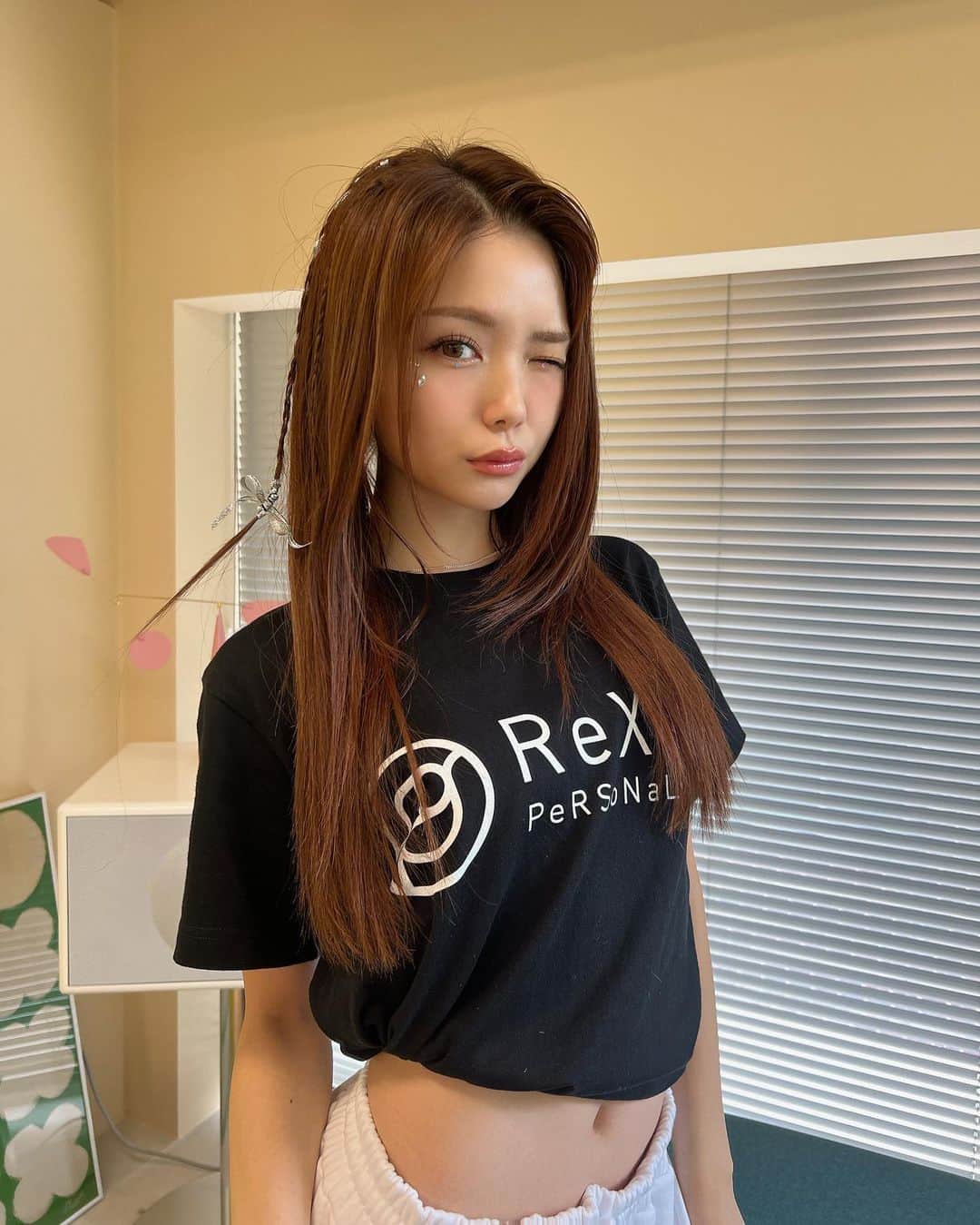 桜井美悠（みゆみゆ）さんのインスタグラム写真 - (桜井美悠（みゆみゆ）Instagram)「#韓国ヘアメイクサロン  いつも通ってるRexeR GYM Tシャツ着てラフコーデ アイドルメイクにしてヘアはリボンchan  全部で2時間半くらい。 ほとんどお任せにしたけど、楽しいしやっぱ盛れる💄💋  @yunchae1008 がいっぱい教えてくれたの〜ありがとん🫰」9月28日 19時44分 - miyumiyu1112