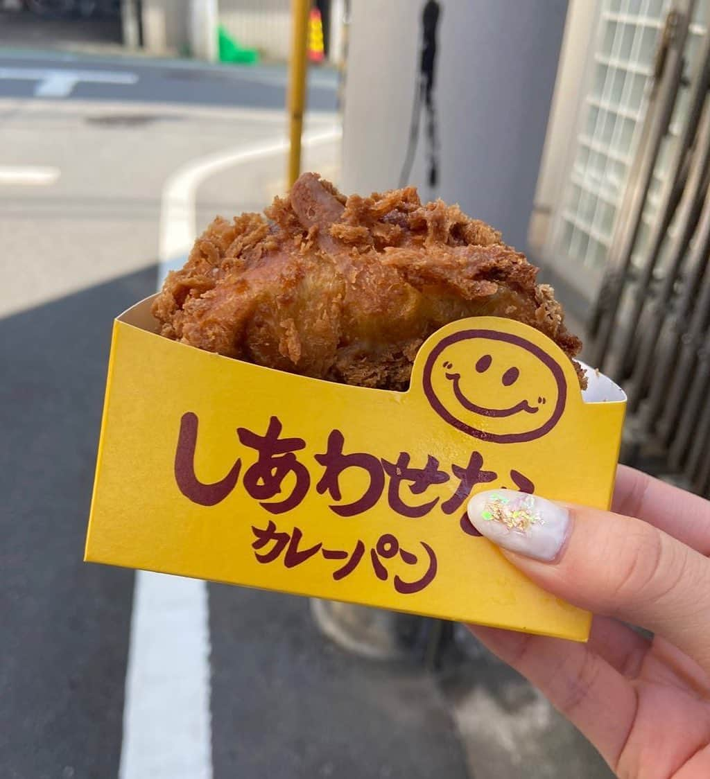 佐藤ミキのインスタグラム：「レコーディング終わりにマネージャーさんからもらったカレーパン🥖🍛  衣はサックサクで中にカレーがたっぷり入っていてとても美味しかったです🤤  納豆入りのカレーパンも売っているらしい。ユニーク！   #しあわせなカレーパン」