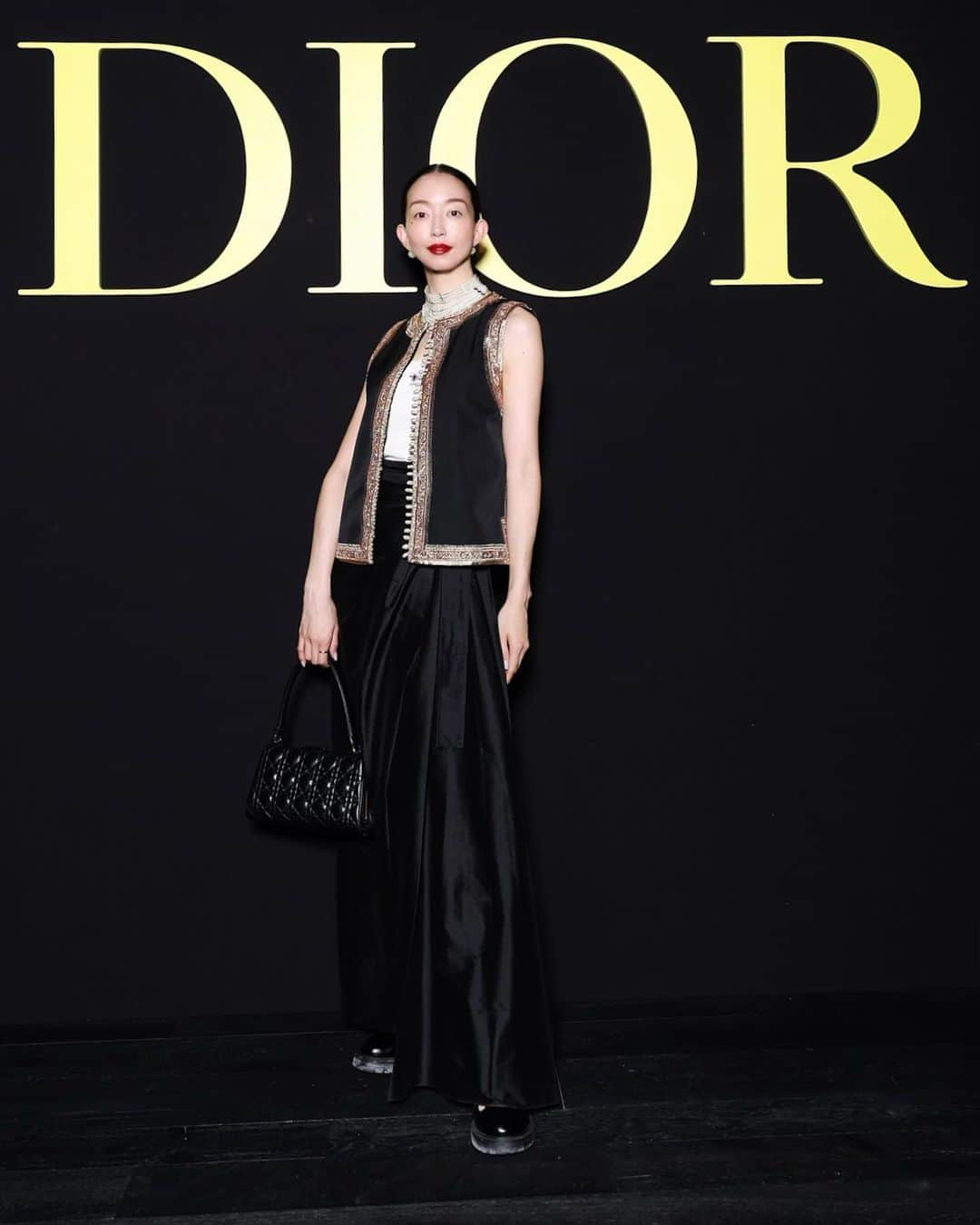 のインスタグラム：「:  @dior オフィシャル写真いただきました📸 パリコレを見るのは今回が初めてでした🇫🇷 ずっと来たいと思っていましたが、パリコレ シーズンはいつも日本での雑誌撮影が忙しく、 タイミングがありませんでした🥺 長年の夢が叶い✨そして、必ず最初は大好きな  @mariagraziachiuri のDiorが見たい❤︎と　 思っていたので、本当に嬉しかったです🥹 ショーの中で私が好きだったルックも載せます🤍 選べなくてたくさんになっちゃいました☺️  @dior の皆さん、そして @norleu さん ありがとうございました🙏🏻Merci🇫🇷 : @DIOR @DIORBEAUTY #DIOR #ディオール #DiorSS24」