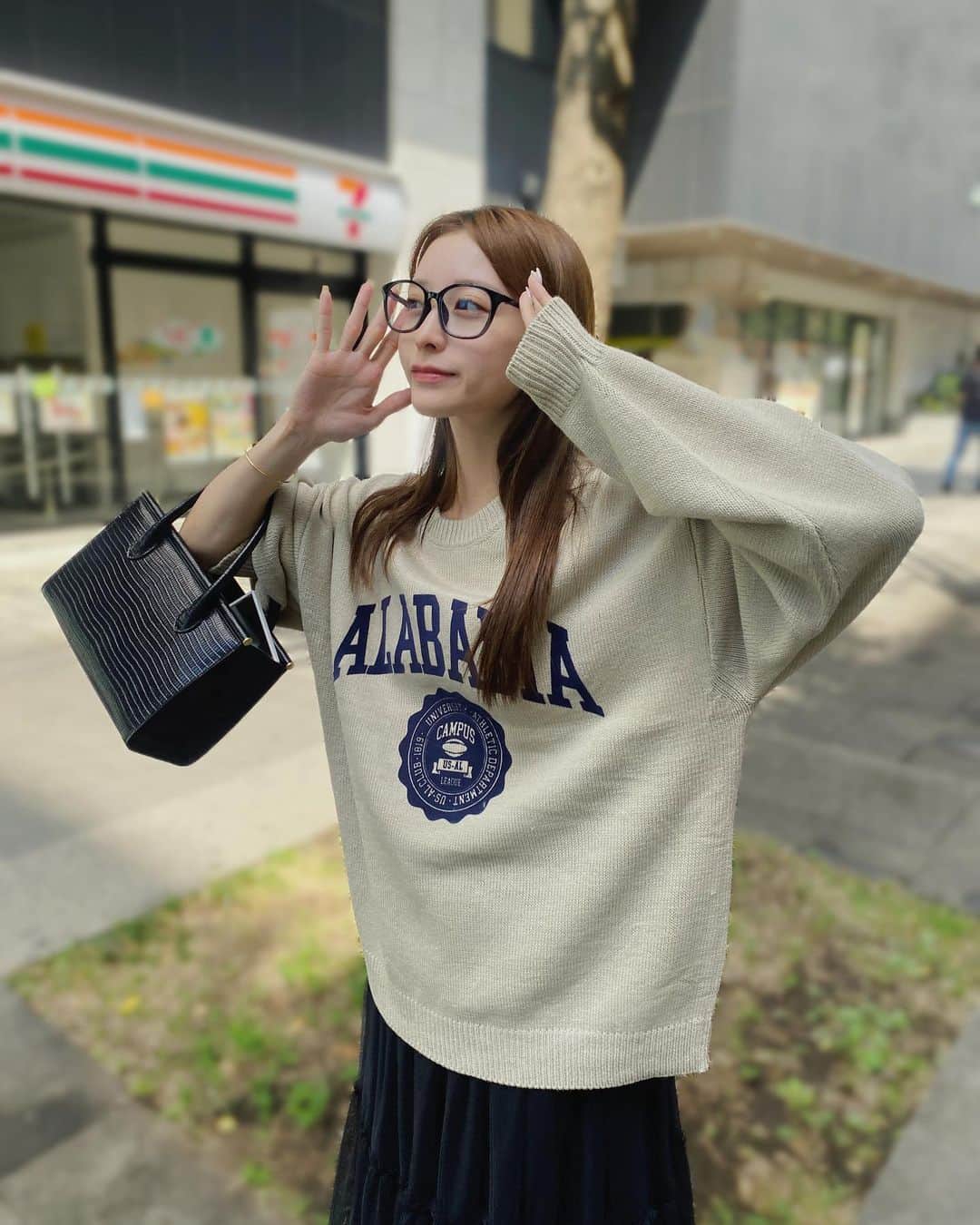 のインスタグラム：「・ ・  #れんの服 最近流行りのヴィンテージ感のある カレッジロゴのセーターゲット💡  男女兼用できるから私にはたまらない ゆるっとコーデになります🥹💓 デートにもお友達とのお出かけにも アクセサリーやボトムでいろんな着方できるよ◎  151cm /ベージュ M  #クラシカルエルフ #classicalelf #エルフコーデ #java #ジャバ #ユニクロ #ザラ #zozo #zozotown #zozo購入品 #zozotown購入品 #プルオーバー #ロゴニット #ビッグシルエット  #骨格ウェーブ #骨格ナチュラル #骨格ストレート #イエベコーデ #ブルベコーデ #秋服 #秋服コーデ   @classicalelf_official  ・ ・」