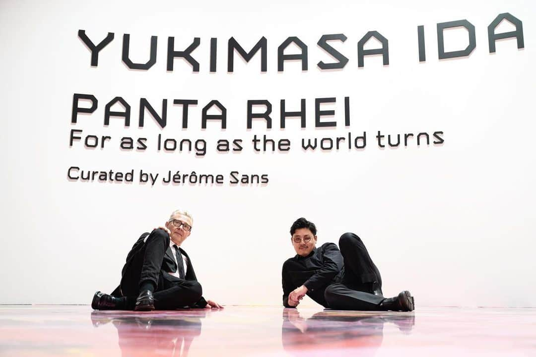 井田幸昌のインスタグラム：「Coming soon…. Very soon…!!!!☀️☀️☀️  With great curator @jeromesans  Like Men in Black's Agent K and Agent J. Haha  Y, all ready to come??  井田幸昌展「Panta Rhei | パンタ・レイ − 世界が存在する限り」 2023年9月30日(土) - 12月3日(日) 京都市京セラ美術館  Panta Rhei – For as long as the world turns 30th Sep. - 3rd Dec. 2023 Kyoto City KYOCERA Museum of Art  #井田幸昌 #井田幸昌展  #京都市京セラ美術館 #KyotocityKYOCERAmuseum #yukimasaida」