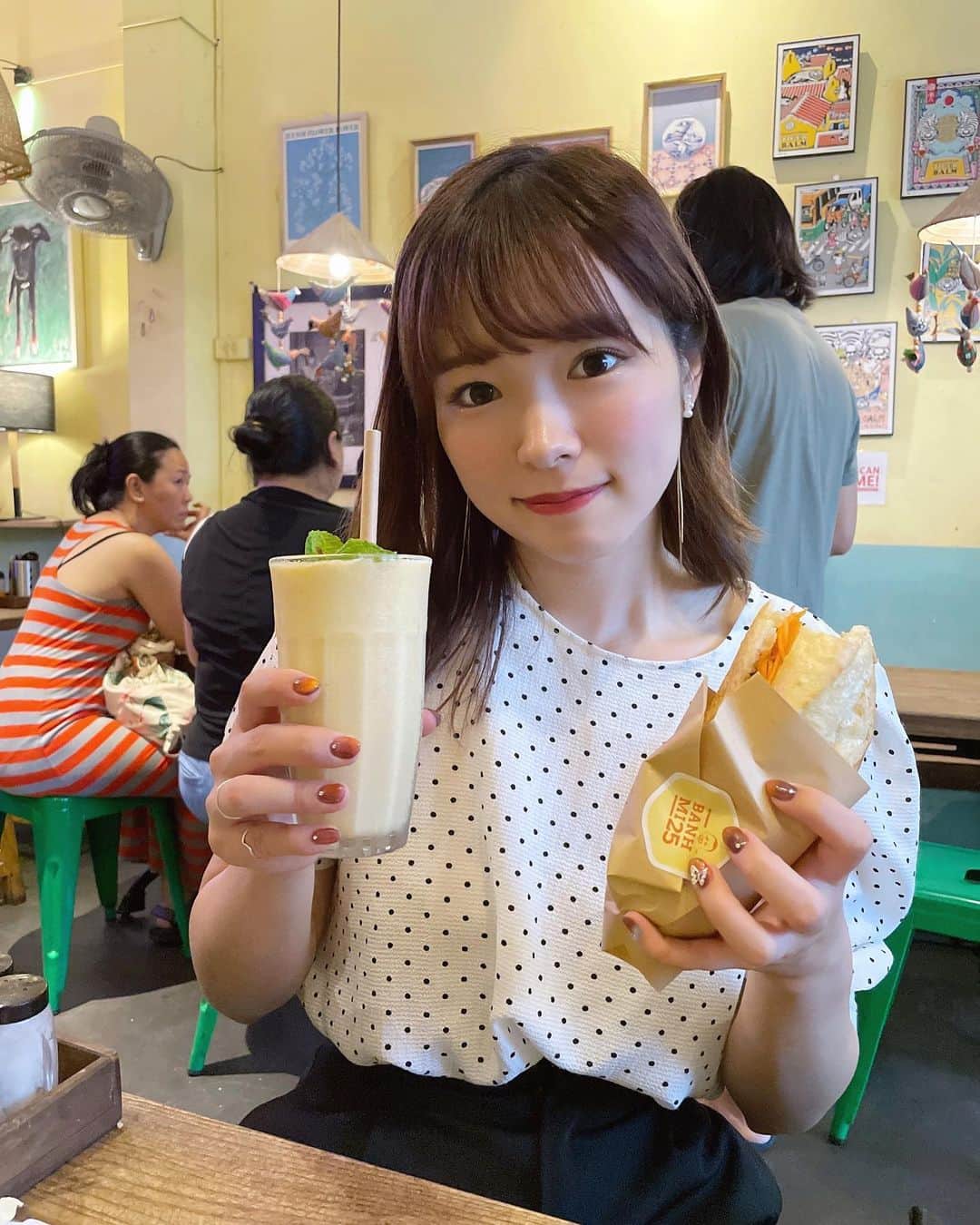 橋本紗奈さんのインスタグラム写真 - (橋本紗奈Instagram)「ベトナムでは伝統のバインミーが大好きでした🥐 . . (口内炎にパンが直撃したのはここだけの秘密🤫㊙️) . . 有名なバインミー屋さんの壁が可愛かったよ！ . . 腕の37はサナって意味🦒 (姉に貼らされましたw) . . . #ベトナム #Vietnam #ベトナム料理  #ベトナム旅行  #ベトナム雑貨  #ベトナム生活  #ベトナムグルメ #vietnamtravel  #việtnam  #vietnamfood  #vietnamtrip #女子旅 #女子旅海外 #海外旅行 #banhmi」9月28日 19時48分 - hashimoto_sana