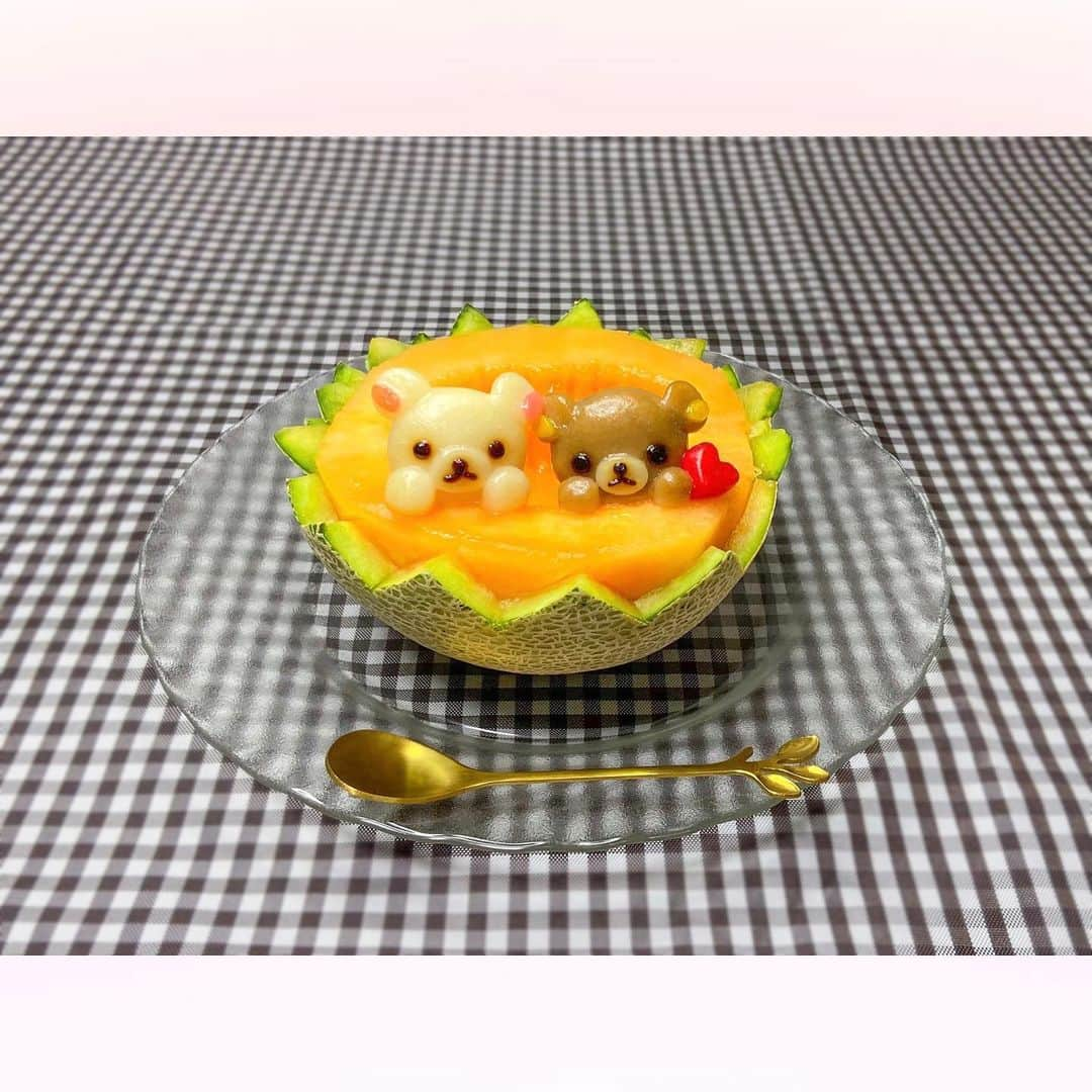 長柄ひろみさんのインスタグラム写真 - (長柄ひろみInstagram)「#melon 🍈  大好きなメロンに白玉で作ったリラックマとコリラックマをのせて🐻❤️🐻‍❄️  いつもは白玉を茹でた後に目と鼻を描いていたんですが、今回は目と鼻も白玉で作ったよ！ 濃い色に全然ならないのと、鼻のパーツが細かいのもあっていつもの倍以上時間がかかりました😂 でも、艶々でとっても美味しそうな白玉が出来たよ✨ デコ白玉作るとき皆さん何で着色されているんだろうか😯？  私は、青肉メロンよりも今日の夕張メロンみたいな赤肉メロンが好き😋🧡 皆さんはどっち派？？💚🍈🧡  明日は満月ですねー🌕 今日お団子作っちゃったし、お月見のお供は何にしようかな😌  ｡・ﾟ・。( •㉦• )｡・ﾟ・。୨୧｡・ﾟ・。( •㉦• )｡・ﾟ・｡୨୧。・ﾟ・。  #メロン」9月28日 19時48分 - aoi_asahi