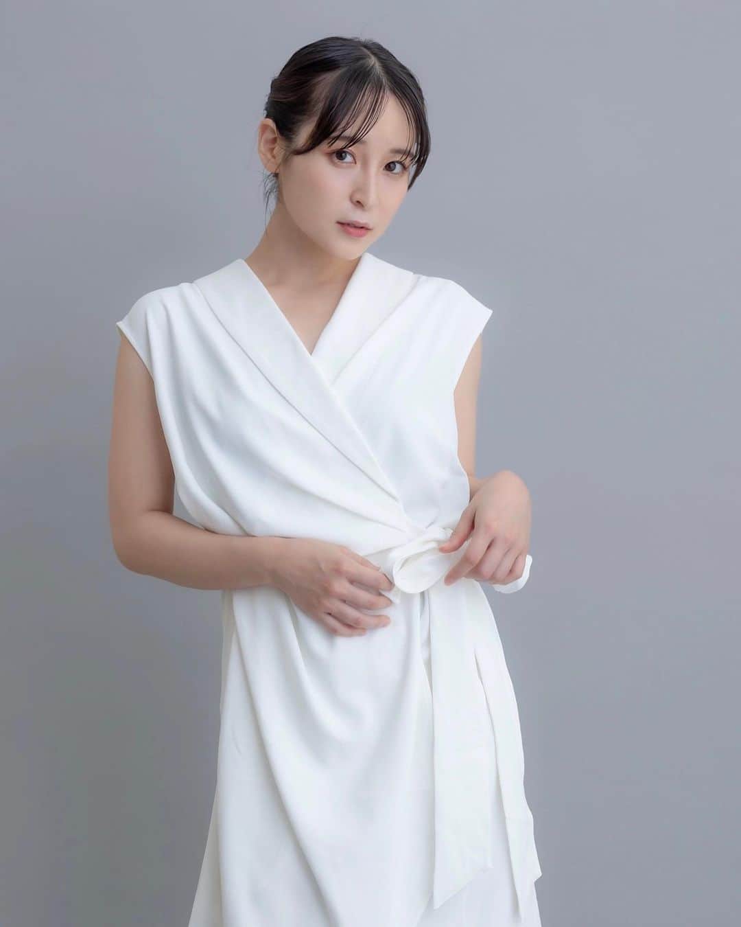 のインスタグラム：「素敵なスタジオ撮りしていただいたのでちょこちょこ載せてく週間スタートです☁️  おとなちっくにしていただきました！ ウレシイ！！！どうでしょう..？？  📷　@muse_ism  💄　@nnk._.98   ありがとうございました☺︎  #作品撮り　#スタジオ　#ヘアメイク #モデル　#女優　#act #actress  #大人きれい #大人メイク #きれいめコーデ #jp #jp_gallery #japanesegirl」
