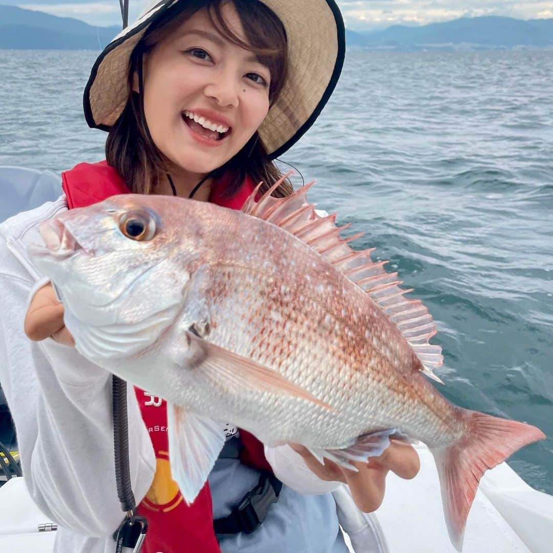 晴山由梨のインスタグラム：「広島ボート旅、満喫してきました✨  やっぱり広島は大好きな場所♡ 詳しくは11月5日発売の『ボート倶楽部12月号』で📖  美味しいものがたくさん食べ過ぎたあぁぁぁぁ！  #広島 #江波 #瀬戸内 #デルタマリン #江波マリーナ #タイラバ #マダイ #ヤマハマリン #シースタイル #レンタルボート #ボートフィッシング #ボート倶楽部 #晴山由梨」