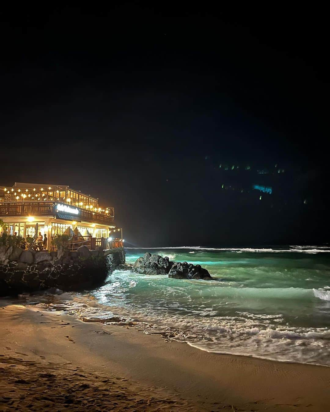 濵松里緒菜さんのインスタグラム写真 - (濵松里緒菜Instagram)「チェジュ島の海🏝  夜だったけど綺麗でした🫶  またチェジュ島へ行く機会があれば、 明るい時間帯も行ってみたい☺️  #Jeju #チェジュ島 #韓国 #Korea #海 #바다 #beach #ocean  #Riona #리오나」9月28日 19時48分 - riona_hamamatsu