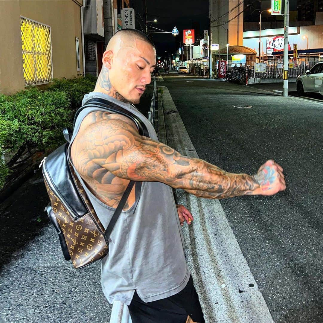 中村直輝のインスタグラム：「#tattoo#japanesetattoo#physique#ifbb#fwj#training#fitness#workout#gym#streetstyle  きたきた🔥」