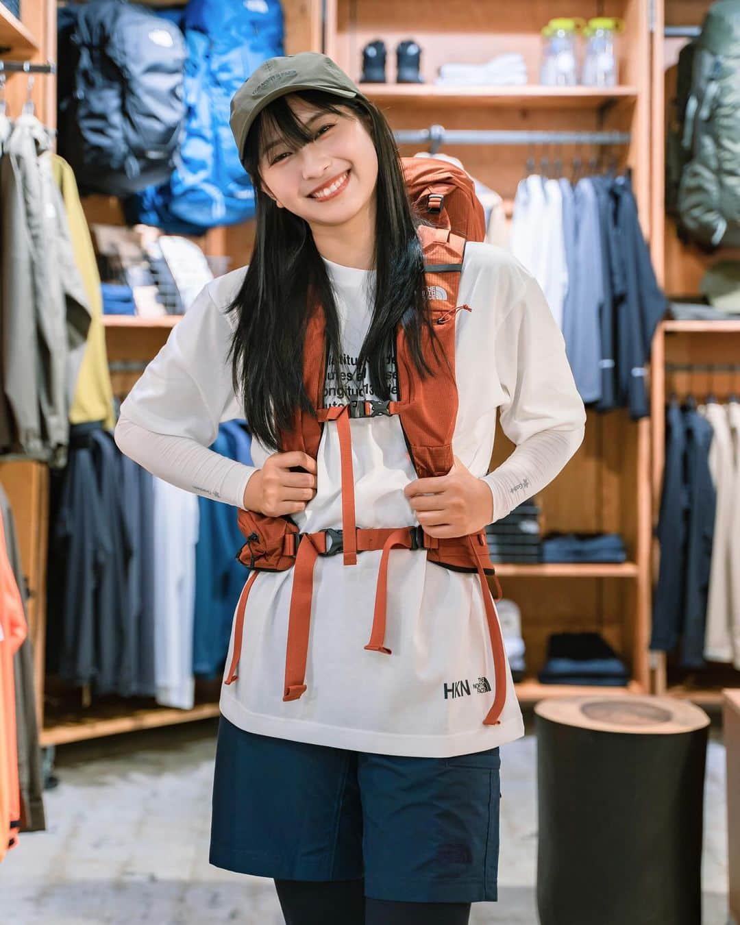 のインスタグラム：「先日、箱根のザ・ノースフェイス店 @tnf_hakone  に行ってきました。本当に素晴らしいショッピング体験でした！ザ・ノースフェイス箱根限定の商品もあり、気に入った商品を買って大変嬉しかったです。お店はカフェと併設していて、一息ついて何か飲み物や軽食を楽しむことができます。秋からは、アウトドアの後に近くの温泉に浸かることもできます。それはとても素晴らしい体験ですよ！  @thenorthfacejp  #ザノースフェイス  #thenorthface #山ガール  #アウトドア」