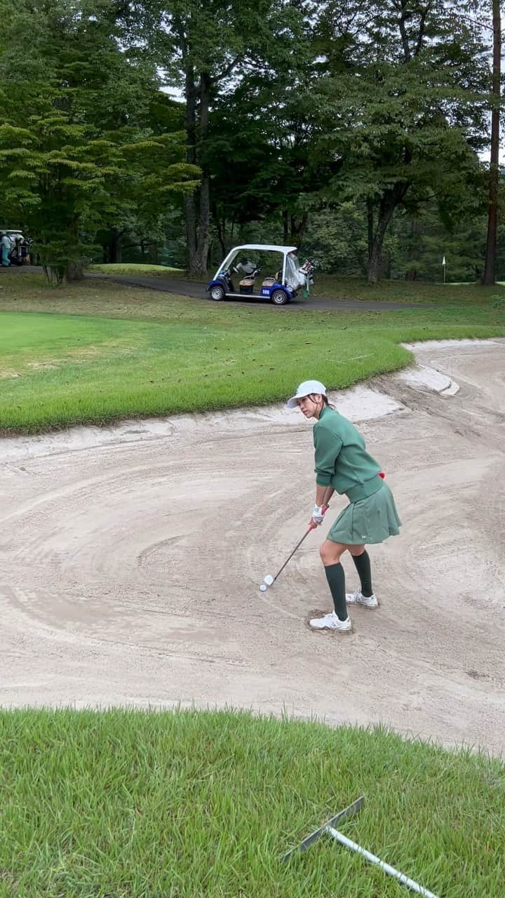 紺野ゆりのインスタグラム：「いい感じ♩ 砂イチでパーセーブできました😋  #yurigolf🦋  #ニューエラゴルフ @newera_golf #ゆりコラボ #ウェア着てね♡  #golf#golfswing#ゴルフスイング#golfwear#ゴルフ女子#골프#골프스윙#골프여자 #ゴルフウェア#みちのくコカコーラ」