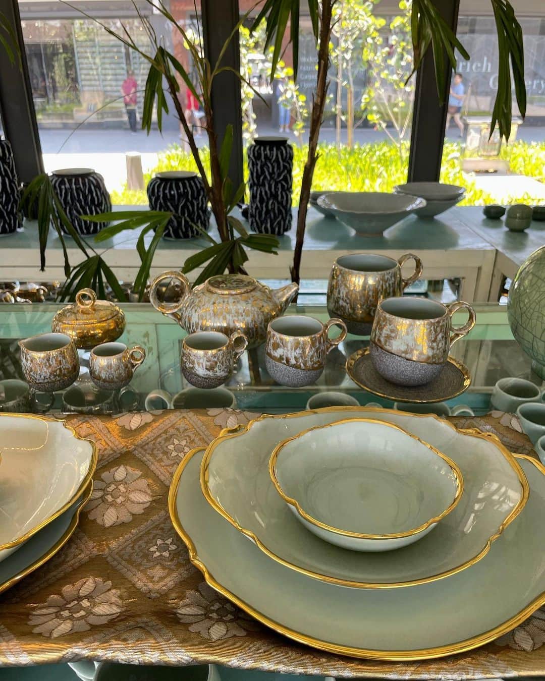 坂本奈津美さんのインスタグラム写真 - (坂本奈津美Instagram)「gaya ceramic🥣 バリのウブドにあるお気に入りの食器のお店がジャカルタにオープン🍽  PIK2に今月オープンしたIndonesia Design Districtという家具や生活雑貨のお店が立ち並ぶ商業施設内にあります🛋  gayaはオンラインやポップアップでの販売などが見当たらず、ウブドの店舗まで買いに行くしかないと思っていたので朗報だった😆✨  目当てのシリーズが届いたらまた見に行ってみようっと🙌  #gaya #gayaceramic #jakarta #indonesia #pik2 #indonesiadesigndistrict #idd #ガヤケラミック #食器 #バリ食器」9月28日 19時53分 - sakamoto_natsumi