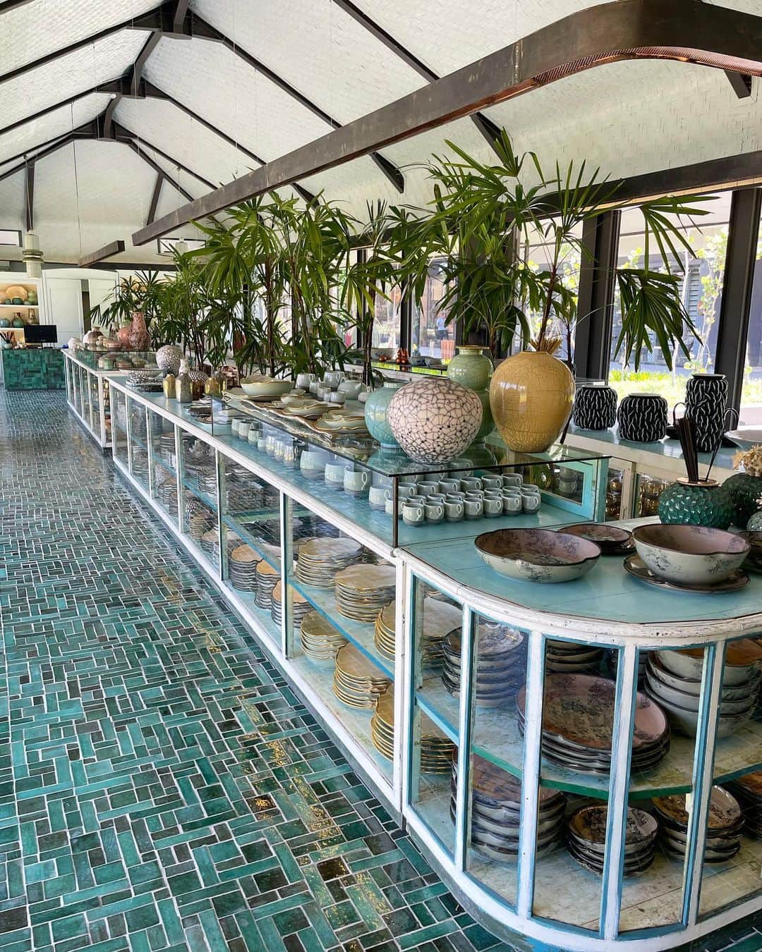 坂本奈津美のインスタグラム：「gaya ceramic🥣 バリのウブドにあるお気に入りの食器のお店がジャカルタにオープン🍽  PIK2に今月オープンしたIndonesia Design Districtという家具や生活雑貨のお店が立ち並ぶ商業施設内にあります🛋  gayaはオンラインやポップアップでの販売などが見当たらず、ウブドの店舗まで買いに行くしかないと思っていたので朗報だった😆✨  目当てのシリーズが届いたらまた見に行ってみようっと🙌  #gaya #gayaceramic #jakarta #indonesia #pik2 #indonesiadesigndistrict #idd #ガヤケラミック #食器 #バリ食器」