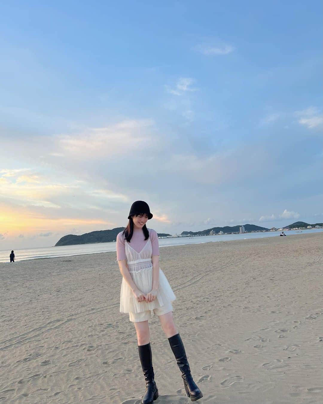 希山愛のインスタグラム：「* 久しぶりに海に行ったよ〜！🫧  だんだん涼しくなってきて 夏が終わる〜って思うと ちょっと寂しくなるね😢💭   #あいcode #code #ootd #fashion #秋コーデ #海 #followme #99line」