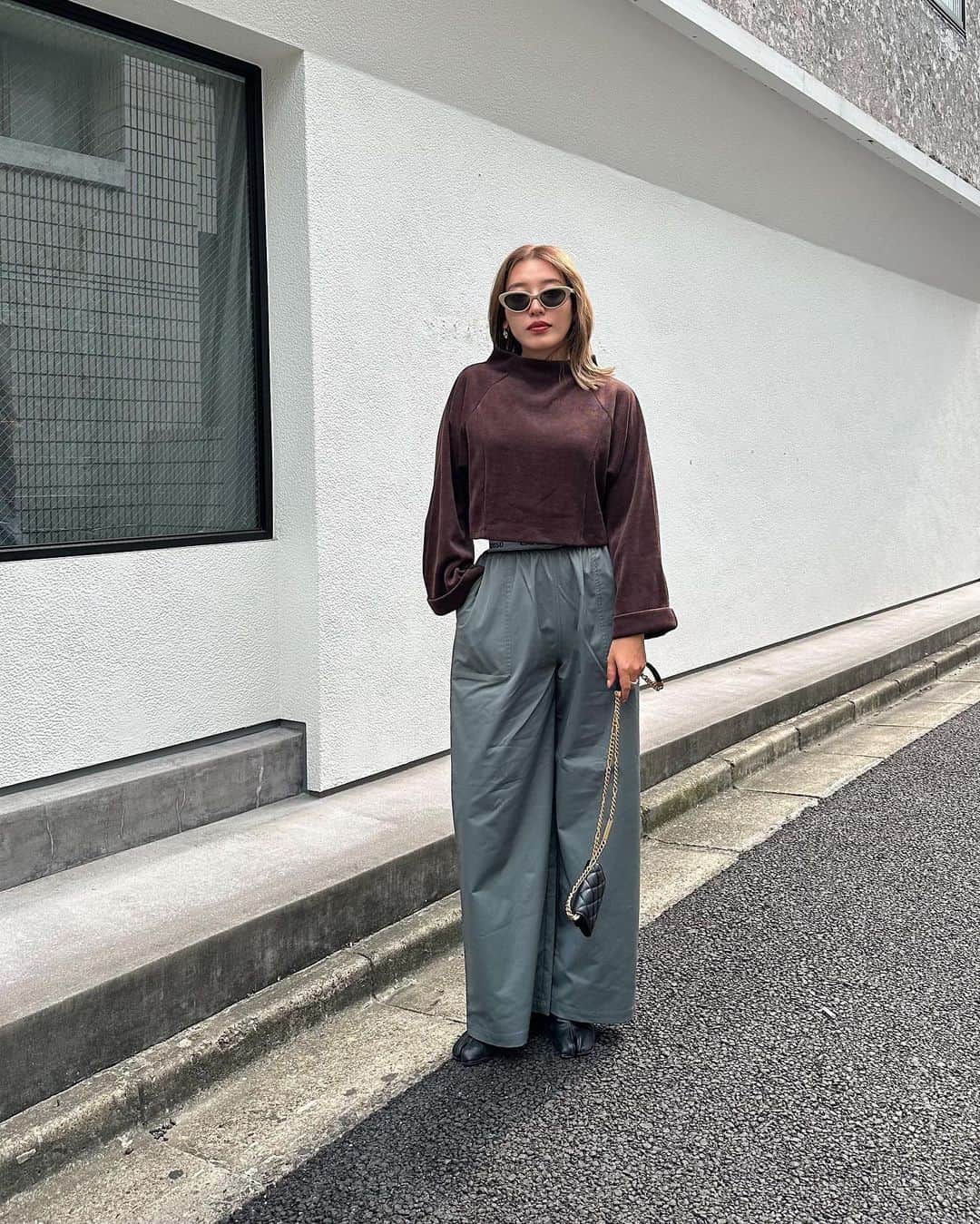 のインスタグラム：「このトップス大好きで ずっと発売を楽しみにしてた🤭🍂 起毛になってるので触り心地もいいし、丈短めがバランスとりやすい🙆‍♀️  #よぴコーデ #cavezarosso #caveza_snap」
