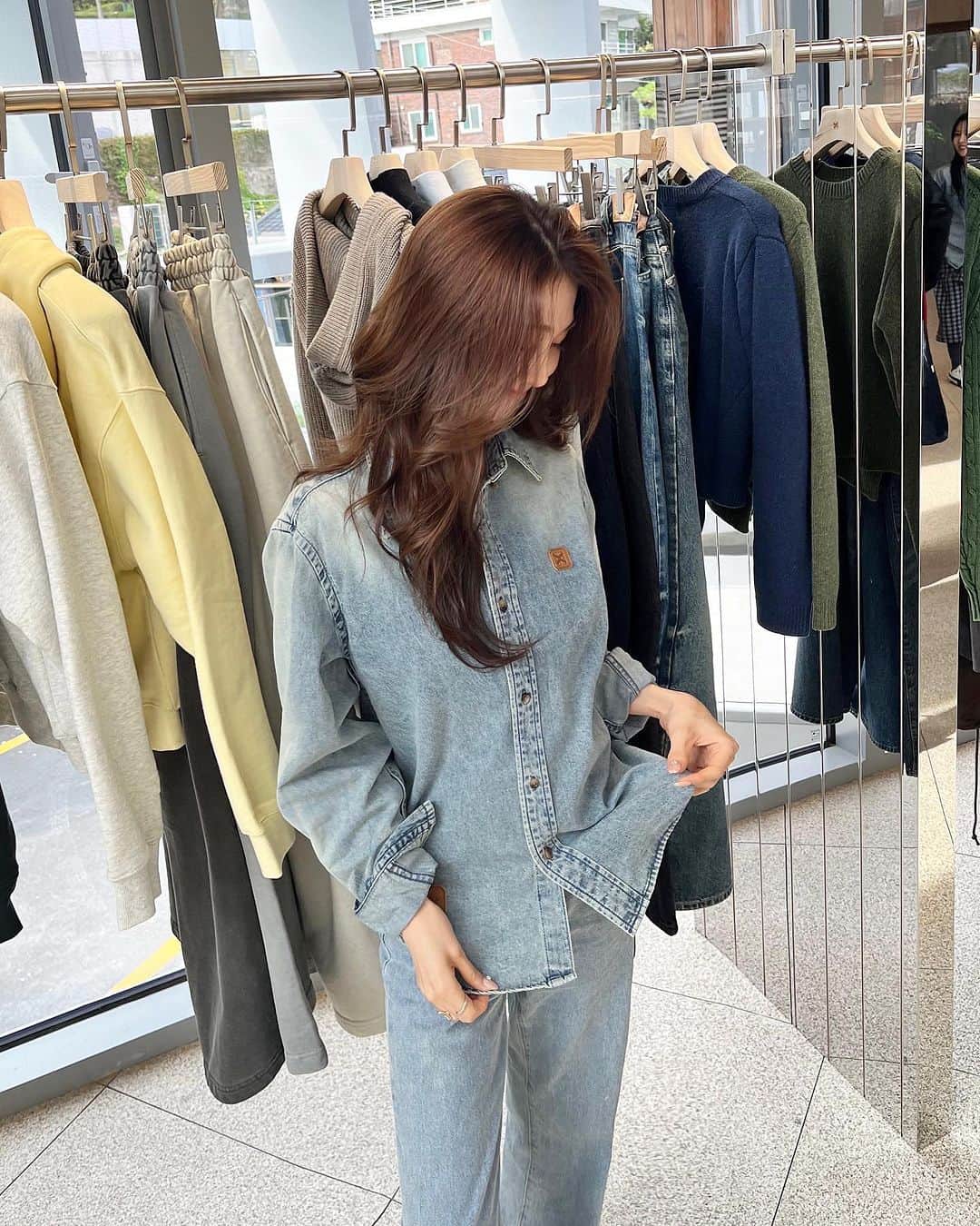 丹羽あんなのインスタグラム：「세터 한남 스토어 오픈 🩷  漢南ストア new open ☑︎ @satur_official @satur_woman   このデニムシャツは新作の中でもイチオシ💞💞 denim × denim かわいいぃ〜🥰」