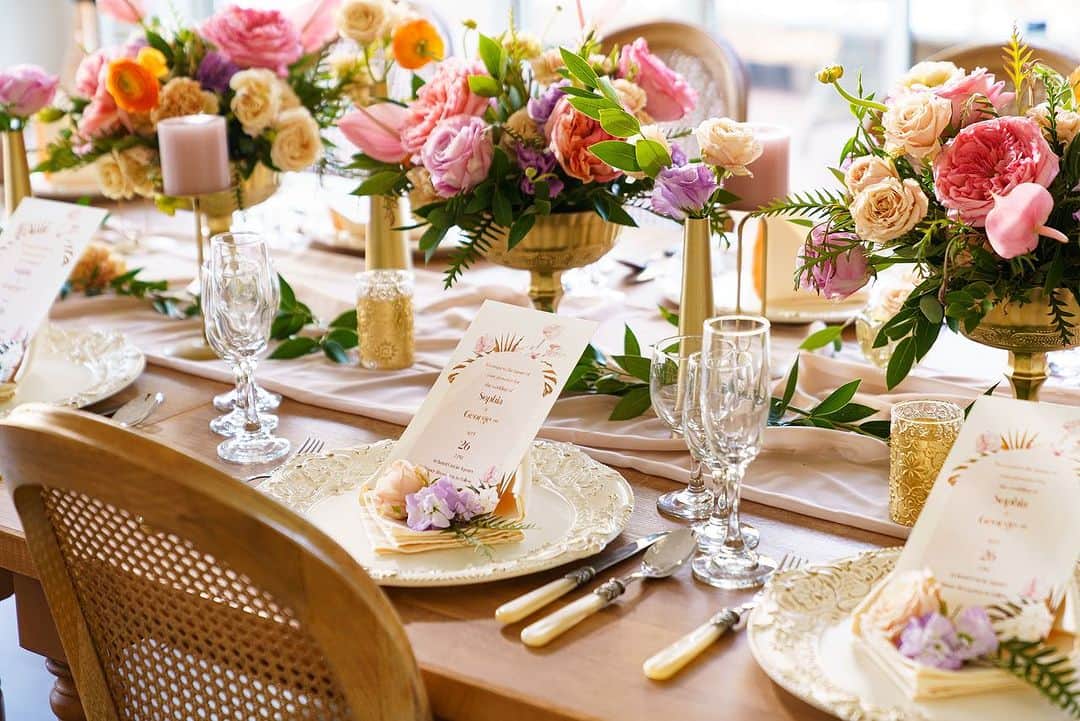 クチュールナオコウエディングさんのインスタグラム写真 - (クチュールナオコウエディングInstagram)「. TABLE FLOWER COORDINATE  2024年のハワイのNEW装飾💐  テーブルフラワーは 会場を彩ってくれる大切な装飾のひとつ。  生花ならではの瑞々しい花の香りが パーティをさらに素敵に上品さをプラスしてくれます◯  テーブル装花と おそろいのお花が施されたケーキも 特別にお選びいただけるので コーディネートに統一感が生まれておすすめ✨  ゲストにとって1番近く常に目に入るため、 とことんこだわって… おふたりの感謝の気持ちを ゲストの皆さまに表してくださいね🕊  資料請求・来店予約・オンライン予約は、@couturenaoco_resortwedding プロフィールのHP🔗から  ＝＝COUTURE NAOCO SALON＝＝  銀座本店・札幌店・仙台店・名古屋店  京都店・心斎橋店・神戸店・福岡店  ◇全国対応オンライン相談も受付◇  ＝＝＝＝＝＝＝＝＝＝＝＝＝＝＝＝＝  @couturenaoco_resortwedding をフォロー＆ #クチュールナオコウェディング をつけて投稿してくださいね。 このアカウントでリグラムさせて頂きます。  #couturenaoco #クチュールナオコ #couturenaocowedding #ナオコウェディングストーリー #naocoweddingstory  #ハワイウェディング #ガーデンウェディング #リゾートウェディング #リゾート結婚式 #テーブルコーディネート  #テーブル装花  #テーブルセッティング  #プレ花嫁 #プレ花嫁さんと繋がりたい #フォトウェディング #ウェディングフォト #テーブルウェア  #チャペル撮影 #ハワイ前撮り #前撮り #後撮り #2024婚  #クチュールナオコハワイ #結婚式準備 #式場探し」9月28日 19時57分 - couturenaoco_resortwedding