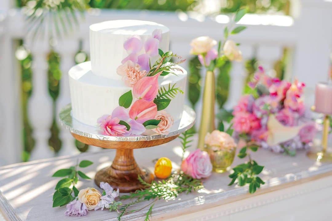クチュールナオコウエディングさんのインスタグラム写真 - (クチュールナオコウエディングInstagram)「. TABLE FLOWER COORDINATE  2024年のハワイのNEW装飾💐  テーブルフラワーは 会場を彩ってくれる大切な装飾のひとつ。  生花ならではの瑞々しい花の香りが パーティをさらに素敵に上品さをプラスしてくれます◯  テーブル装花と おそろいのお花が施されたケーキも 特別にお選びいただけるので コーディネートに統一感が生まれておすすめ✨  ゲストにとって1番近く常に目に入るため、 とことんこだわって… おふたりの感謝の気持ちを ゲストの皆さまに表してくださいね🕊  資料請求・来店予約・オンライン予約は、@couturenaoco_resortwedding プロフィールのHP🔗から  ＝＝COUTURE NAOCO SALON＝＝  銀座本店・札幌店・仙台店・名古屋店  京都店・心斎橋店・神戸店・福岡店  ◇全国対応オンライン相談も受付◇  ＝＝＝＝＝＝＝＝＝＝＝＝＝＝＝＝＝  @couturenaoco_resortwedding をフォロー＆ #クチュールナオコウェディング をつけて投稿してくださいね。 このアカウントでリグラムさせて頂きます。  #couturenaoco #クチュールナオコ #couturenaocowedding #ナオコウェディングストーリー #naocoweddingstory  #ハワイウェディング #ガーデンウェディング #リゾートウェディング #リゾート結婚式 #テーブルコーディネート  #テーブル装花  #テーブルセッティング  #プレ花嫁 #プレ花嫁さんと繋がりたい #フォトウェディング #ウェディングフォト #テーブルウェア  #チャペル撮影 #ハワイ前撮り #前撮り #後撮り #2024婚  #クチュールナオコハワイ #結婚式準備 #式場探し」9月28日 19時57分 - couturenaoco_resortwedding