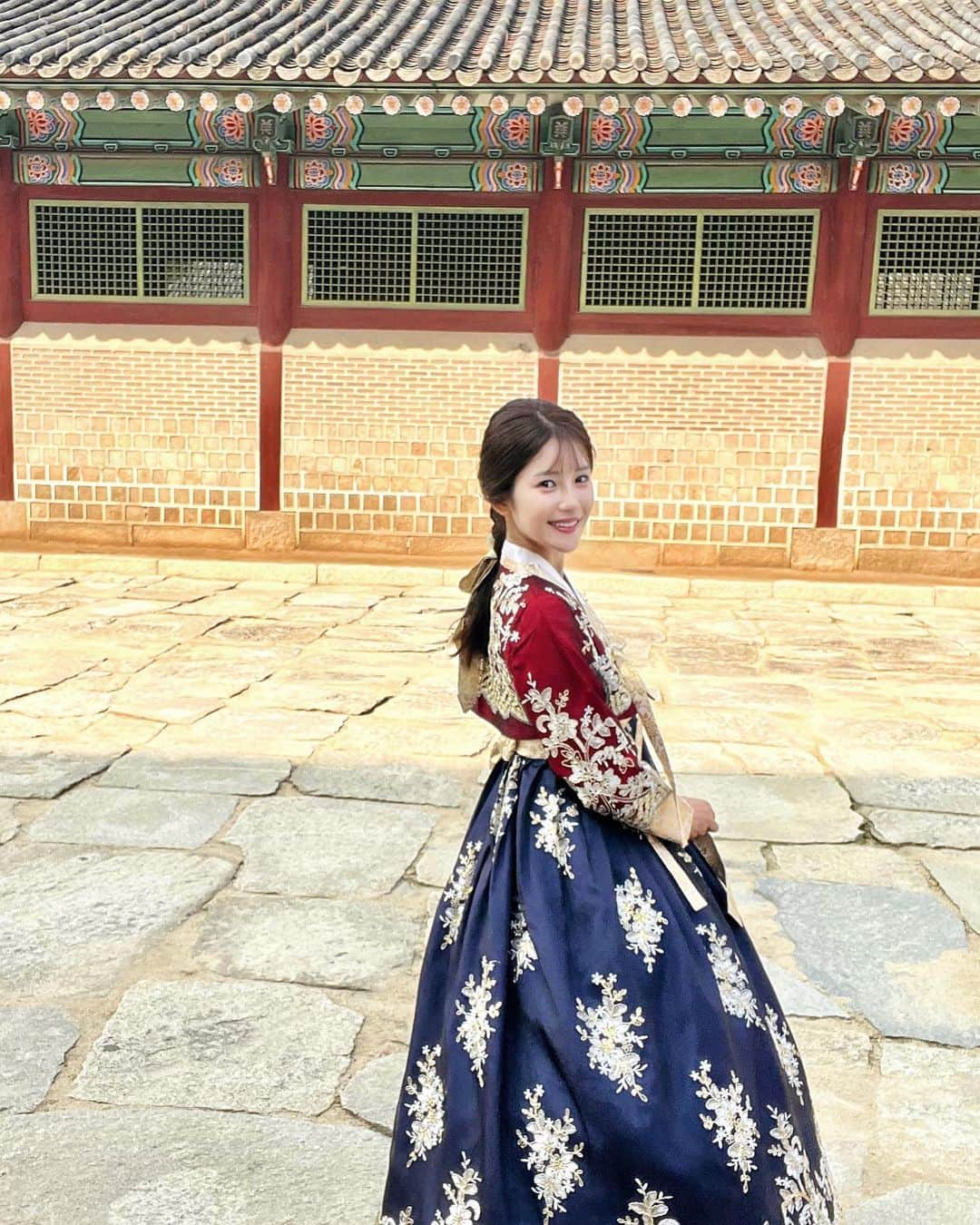 神田れいみさんのインスタグラム写真 - (神田れいみInstagram)「🇰🇷  韓国旅行に来ています✈️  念願のチマチョゴリ着て王妃の気分👸🏻❤️笑 たーーーくさん写真撮ったので、また載せます！  ( 再投稿しました🙇‍♀️ )」9月28日 19時58分 - kandareimi