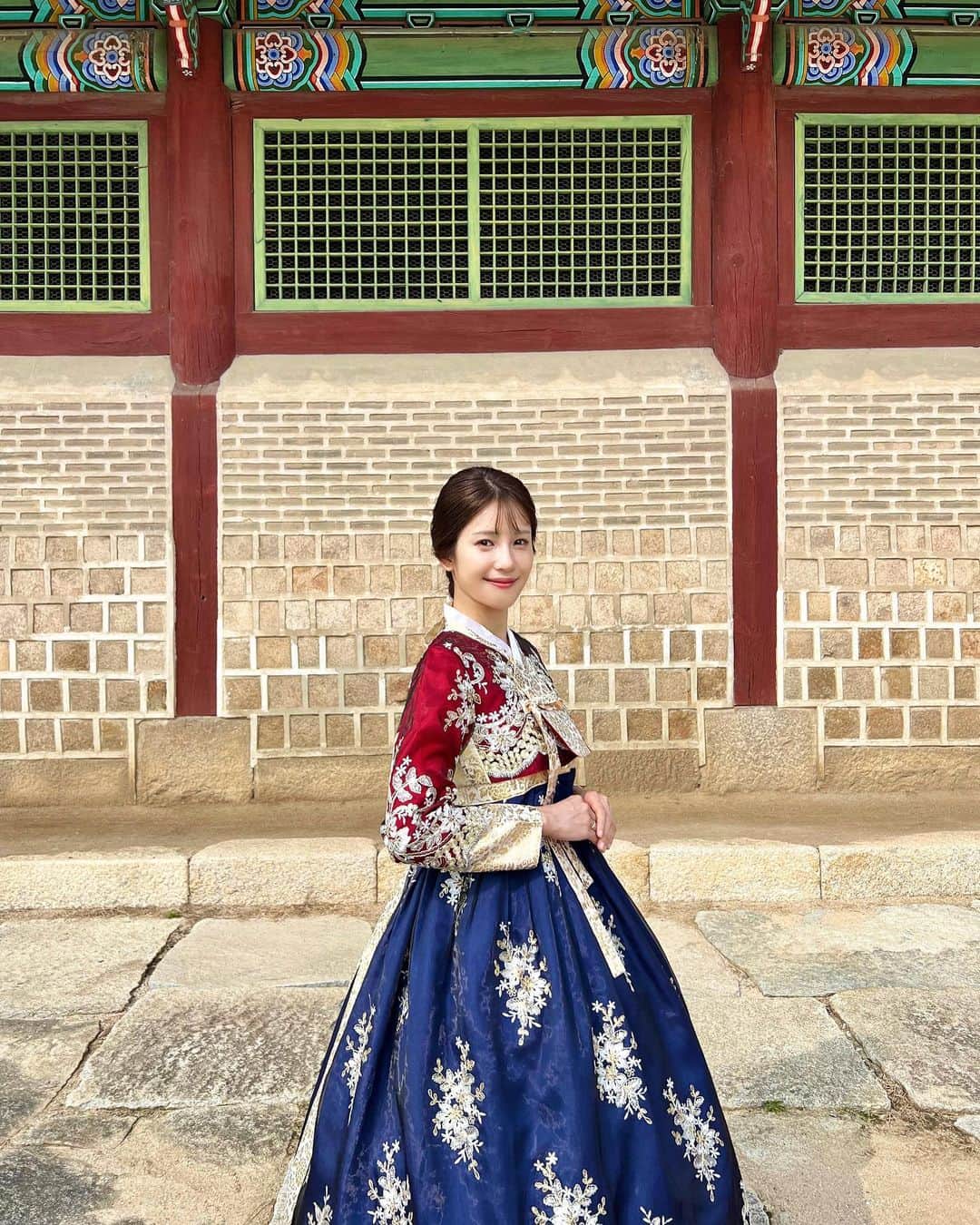 神田れいみさんのインスタグラム写真 - (神田れいみInstagram)「🇰🇷  韓国旅行に来ています✈️  念願のチマチョゴリ着て王妃の気分👸🏻❤️笑 たーーーくさん写真撮ったので、また載せます！  ( 再投稿しました🙇‍♀️ )」9月28日 19時58分 - kandareimi