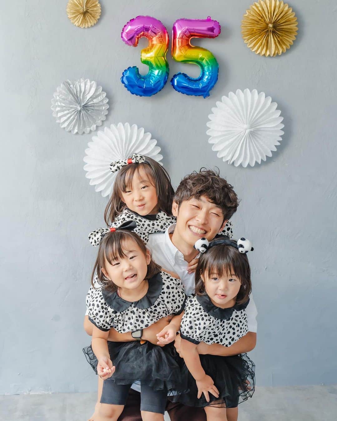 ひろぴーファミリーさんのインスタグラム写真 - (ひろぴーファミリーInstagram)「【35歳誕生日】  本日35歳の誕生日を迎えまして…ありがたいことにたくさんのdmをいただきました🥺✨  みんないい笑顔で撮影できました😆これからも無理のない範囲で動画撮影、編集などなど頑張っていきますので応援よろしくお願いします🙇‍♀️✨  最後は過去一の写真が撮れました🥺※閲覧注意  いつも素敵な写真ありがとうございます😭 （ @ponchan.photographer )  #誕生日#ハッピーバースデー #2歳児#子どものいる暮らし#子どものいる生活#3歳児#5歳児#3姉妹#育児#子育て#キッズファッション#姉妹コーデ#姉妹リンクコーデ#キッズコーデ#ファミリーリンクコーデ」9月28日 19時59分 - hiropy_family