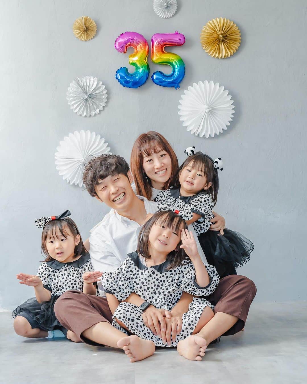 ひろぴーファミリーさんのインスタグラム写真 - (ひろぴーファミリーInstagram)「【35歳誕生日】  本日35歳の誕生日を迎えまして…ありがたいことにたくさんのdmをいただきました🥺✨  みんないい笑顔で撮影できました😆これからも無理のない範囲で動画撮影、編集などなど頑張っていきますので応援よろしくお願いします🙇‍♀️✨  最後は過去一の写真が撮れました🥺※閲覧注意  いつも素敵な写真ありがとうございます😭 （ @ponchan.photographer )  #誕生日#ハッピーバースデー #2歳児#子どものいる暮らし#子どものいる生活#3歳児#5歳児#3姉妹#育児#子育て#キッズファッション#姉妹コーデ#姉妹リンクコーデ#キッズコーデ#ファミリーリンクコーデ」9月28日 19時59分 - hiropy_family