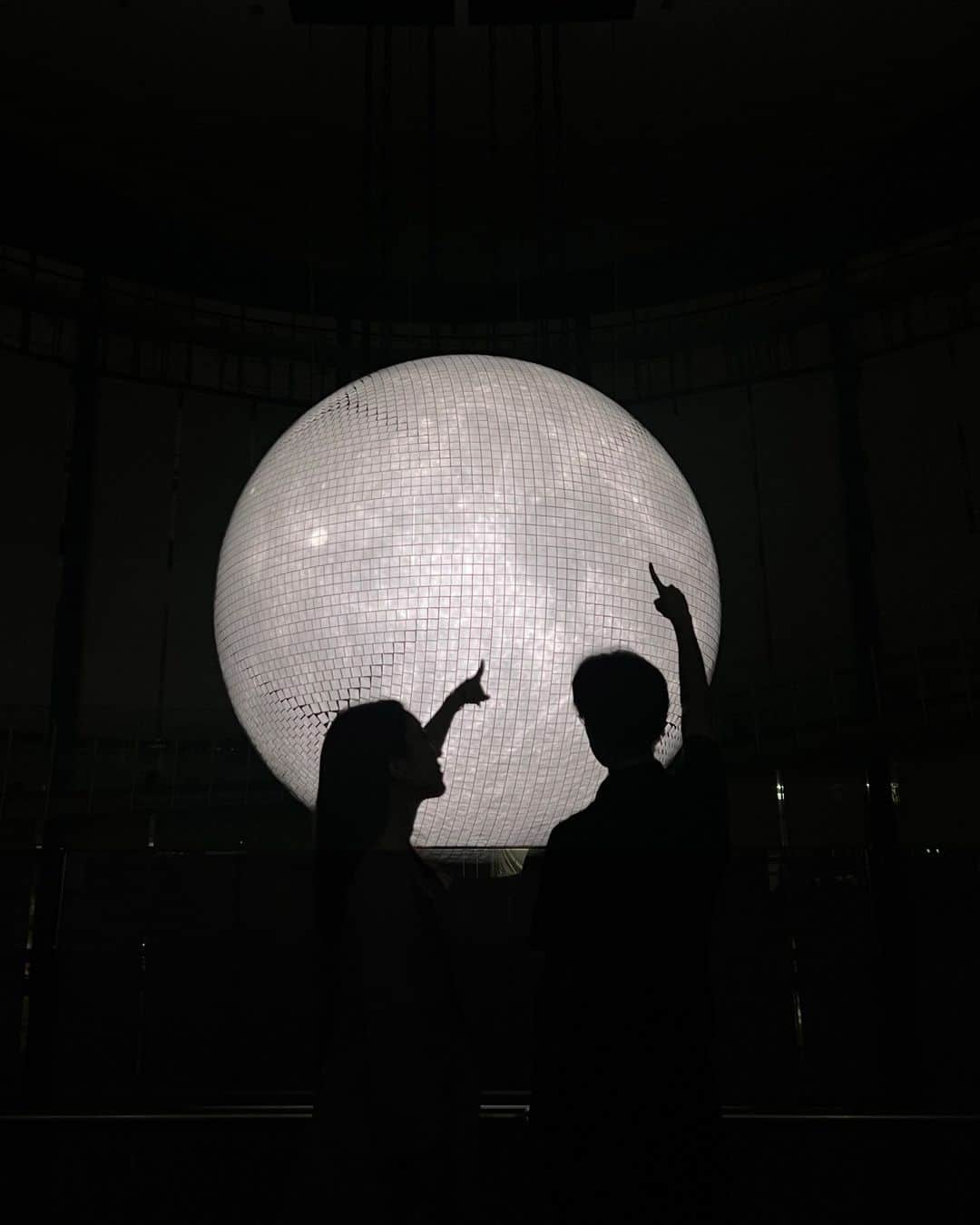 Miraikan, 日本科学未来館さんのインスタグラム写真 - (Miraikan, 日本科学未来館Instagram)「【ジオ・コスモスでお月見】 今年の #中秋の名月 は明日9/29(金)ですよ🎑  と言うことで…！特別に直径6mのジオ・コスモスに月を投影してみました🌕  明日は月を見上げて素敵な夜をお過ごしください✨  #miraikan #未来館 #日本科学未来館 #科学館 #東京テレポート #お台場 #ミュージアム #博物館巡り #博物館 #sciencemuseum #museum #tokyo #odaiba #odaibatokyo #traveljapan #japantrip #japantravel #japantravelphoto #TokyoMuseum #VisitTokyo #DiscoverTokyo #ジオコスモス #十五夜 #お月見 #天体観測」9月28日 20時00分 - miraikan