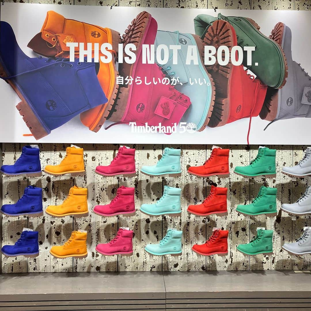 ABC-MART Grand Stageさんのインスタグラム写真 - (ABC-MART Grand StageInstagram)「・ 「This is not a boot.」  1973年にアメリカ東海岸で誕生した「Timberland」は、ブランドアイコンでもある通称:イエローブーツの誕生50周年を記念し、大胆なカラーリングを纏ったコレクション「カラー ブラスト」を9月27日にローンチ。 「カラー ブラスト」は、履くことで自分らしさを表現できることをコンセプトに掲げ、「イエローブーツ」の素材やシルエットはそのままに、アッパーやシューレース、ヒールパーツなどをレッド、ピンク、ブルー 、ライトグリーン、グリーン、オレンジ、グレーの7カラーに染め上げた50周年ならではの特別なコレクション。  同色7色のフーディーとビーニーも展開し、全国7カ所でポップアップストアを開催。 そのうち2か所をABC-MART GRAND STAGEがジャック。大好評開催中。  Timberland 6 IN PREMIUM BOOT 50th 　　28,600円(税込み) 50TH EST HOODY SWTSHT 　17,600円(税込み) ESTABLISHED 1973 BEANIE 　6,490円(税込み)  取り扱い店舗  ABC-MART GRAND STAGE 渋谷 ABC-MART GRAND STAGE 梅田 ※店頭のみでのお取り扱いになります。  #abcmart #abcマート #abcgs #timberland #ティンバーランド #イエローブーツ #カラーブラスト   @timberland_jpn」9月28日 20時00分 - abcmart_grandstage