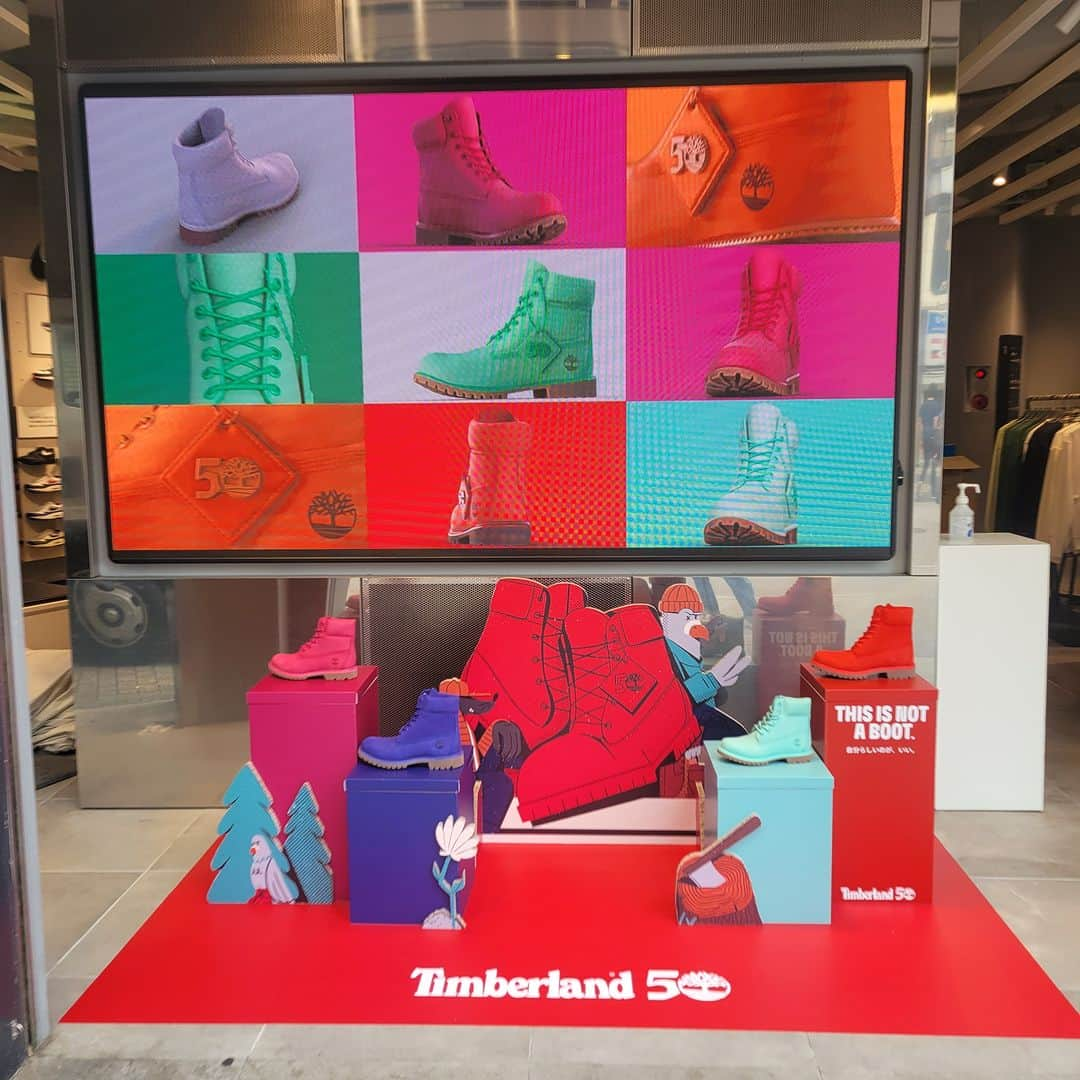 ABC-MART Grand Stageさんのインスタグラム写真 - (ABC-MART Grand StageInstagram)「・ 「This is not a boot.」  1973年にアメリカ東海岸で誕生した「Timberland」は、ブランドアイコンでもある通称:イエローブーツの誕生50周年を記念し、大胆なカラーリングを纏ったコレクション「カラー ブラスト」を9月27日にローンチ。 「カラー ブラスト」は、履くことで自分らしさを表現できることをコンセプトに掲げ、「イエローブーツ」の素材やシルエットはそのままに、アッパーやシューレース、ヒールパーツなどをレッド、ピンク、ブルー 、ライトグリーン、グリーン、オレンジ、グレーの7カラーに染め上げた50周年ならではの特別なコレクション。  同色7色のフーディーとビーニーも展開し、全国7カ所でポップアップストアを開催。 そのうち2か所をABC-MART GRAND STAGEがジャック。大好評開催中。  Timberland 6 IN PREMIUM BOOT 50th 　　28,600円(税込み) 50TH EST HOODY SWTSHT 　17,600円(税込み) ESTABLISHED 1973 BEANIE 　6,490円(税込み)  取り扱い店舗  ABC-MART GRAND STAGE 渋谷 ABC-MART GRAND STAGE 梅田 ※店頭のみでのお取り扱いになります。  #abcmart #abcマート #abcgs #timberland #ティンバーランド #イエローブーツ #カラーブラスト   @timberland_jpn」9月28日 20時00分 - abcmart_grandstage