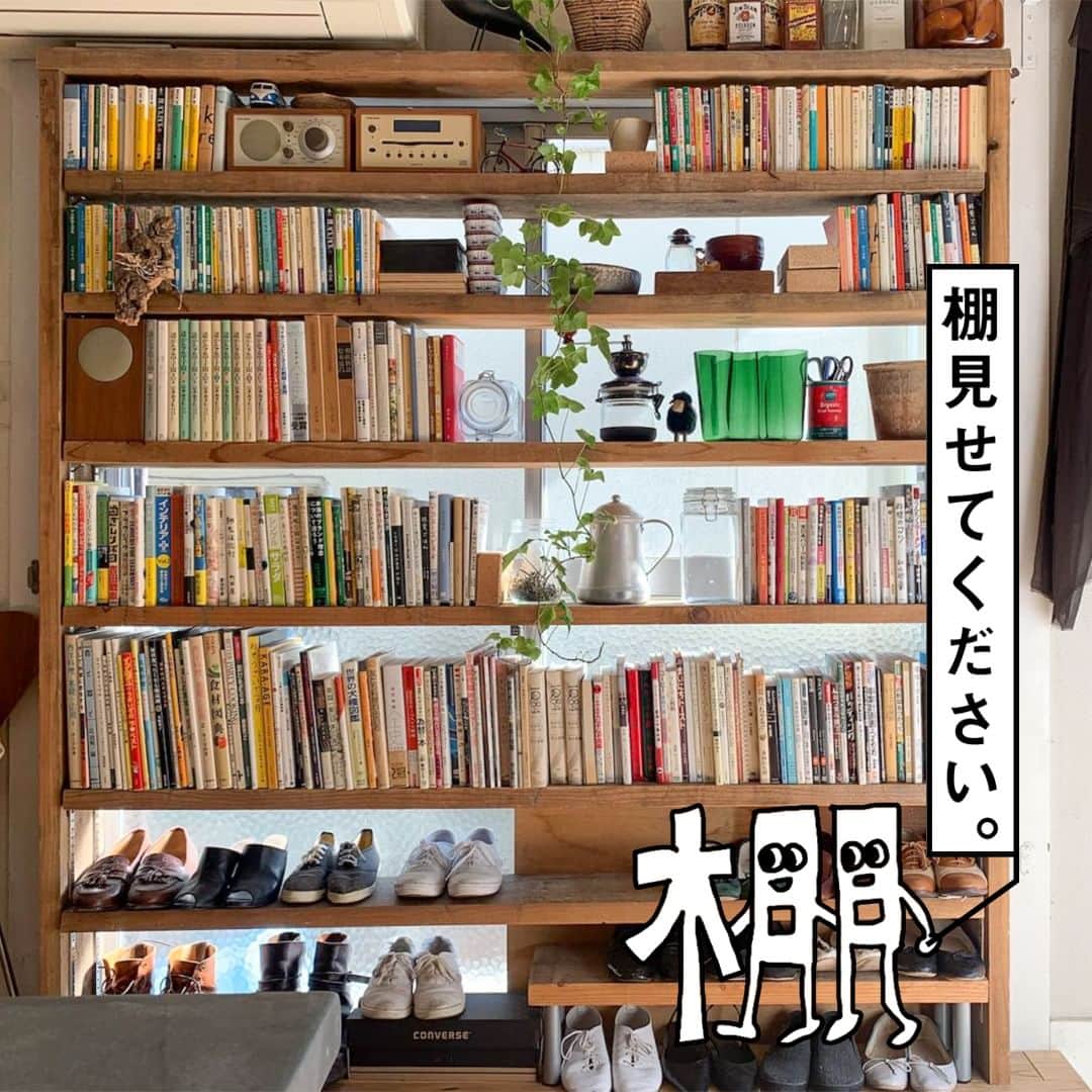 toolbox(ツールボックス)さんのインスタグラム写真 - (toolbox(ツールボックス)Instagram)「#棚見せてください vol.3  カーテンの代わりに、足場板でDIYした窓辺の棚。  住宅密集地に建つ賃貸の木造戸建て。一階にある玄関横の窓は、貴重な採光窓ですが、同時に隣家の勝手口が近く、視線が気になり気まずい思いもしていたそう。  そんな悩みを解決するべく、出来上がったのがこちらの奥行きの浅い棚。  下は靴棚として使い、上部を日当たりの良さを活かして、グリーンの棚にする計画だったそうで、成長を見越して棚の高さを変えられる仕様になっています。  ところが、植物たちは思ったように育たず、生き残ったのは乾燥に強いアイビーのみ。今は本や小物が並ぶスペースとして使われています。  ずらりとグリーンが並ぶ光景もきっと素敵だったろうなと思いますが、本のすき間や、ガラスの小物越しに届く光もいい雰囲気ですね。  お部屋の中にも、足場板を使った飾り棚が。たっぷりとした厚みと、使い古された質感が、ワイルドなフローリングの表情にも負けない存在感。床に積み重ねて器をディスプレイする使い方も新鮮です。  #toolbox #r_toolbox #家づくり #インテリア #interior #ツールボックス #リノベーション #renovation  #玄関 #棚 #収納 #玄関収納 #賃貸 #DIY #diyhome #diyideas #足場板 #黒木フローリング」9月28日 20時00分 - r_toolbox