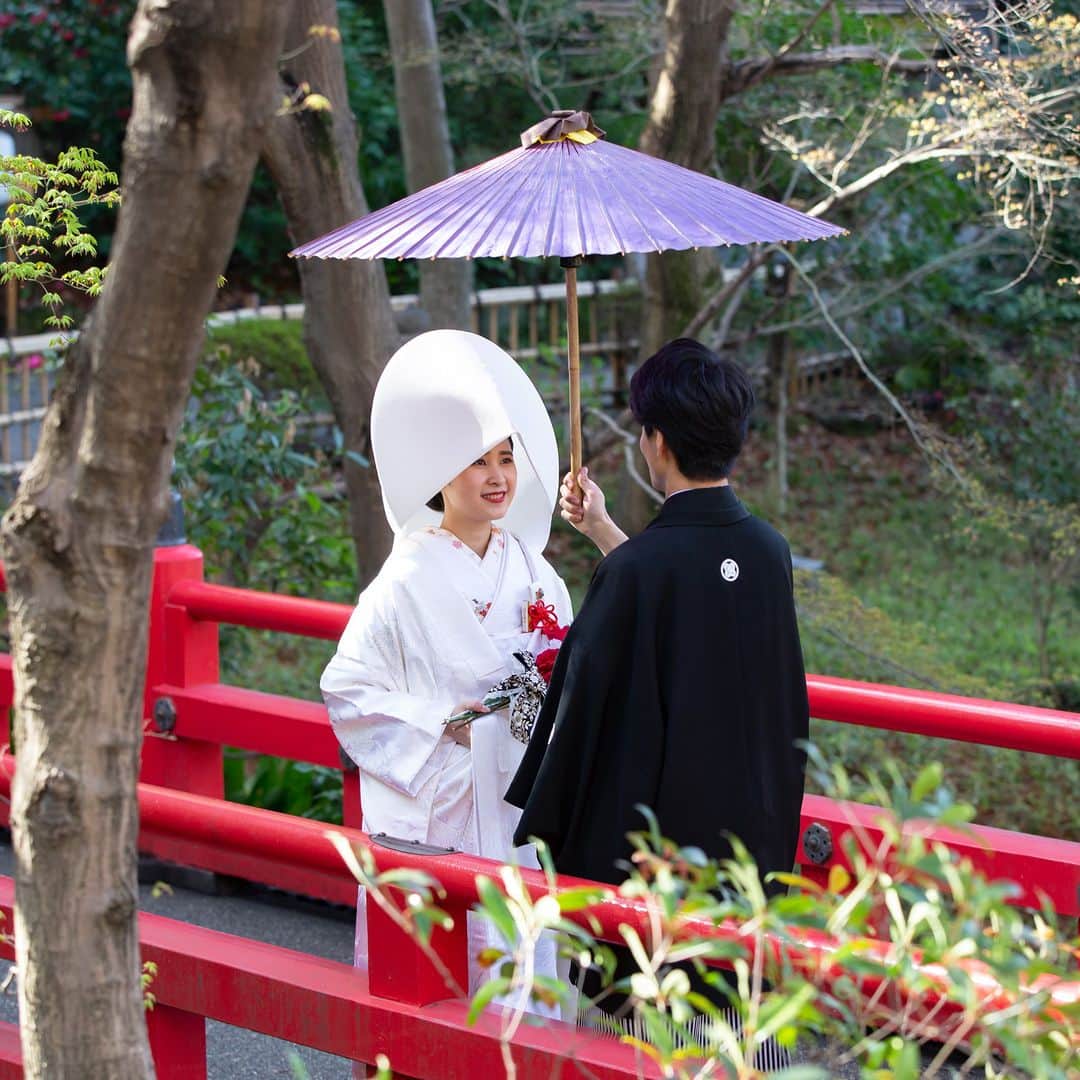 ホテル椿山荘東京ウエディングさんのインスタグラム写真 - (ホテル椿山荘東京ウエディングInstagram)「❤  白無垢が映える和ブーケ✨ …………………………………… ハレの日を祝う紅白のお花に、 和柄リボンを🎀  同じ白無垢でも、 ブーケのお花や色味で印象が変わり、 唯一無二の花嫁衣裳に✨  ホテル椿山荘東京では、 衣装やご希望に合わせて こだわりのブーケをご提案しています。 衣裳を選ぶのと同じように、 楽しみながらご検討ください💍  TOKYO RESORT WEDDING 東京には、ひとを祝福する森がある。  ----------------------------------------------- @hotelchinzansotokyo_wedding のアカウントを タグづけ＆ #椿山荘花嫁 にてご投稿いただいた方より ステキなお写真✨をご紹介させていただきます。 皆さまのご投稿をお待ちしております ------------------------------------------------  #ホテル椿山荘東京ウエディング #ホテル椿山荘東京 #椿山荘結婚式 #東京リゾート #東京リゾートウエディング #tokyoresortwedding #東京花嫁 #関東花嫁 #花嫁ショット  #ウェディングレポ  #ホテルウエディング #結婚式準備  #結婚式場探し #式場見学  #卒花嫁 #2023花嫁 #大人花嫁  #庭園 #和装 #和婚 #和装前撮り #和装結婚式 #和装婚 #白無垢  #前撮り #ウェディングフォト #プレフォト  #ブーケ #和ブーケ」9月28日 20時00分 - hotelchinzansotokyo_wedding