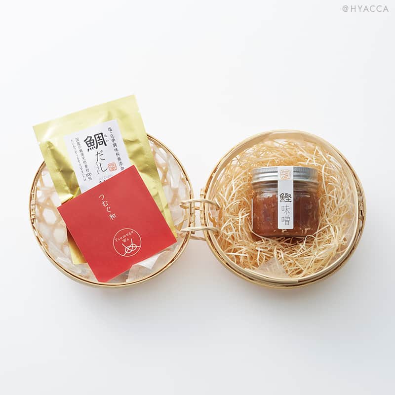 Happy Leafさんのインスタグラム写真 - (Happy LeafInstagram)「✦ 姉妹ブランド HYACCA の 引き出物プラス1品 〖 縁起がいい魚“鯛”を使用しただしパックと鰹味噌のセット 〗  本物の鰹節とだし素材の専門店〈池田屋〉が、自信を持ってお届けする鯛だしパックと鰹味噌。 麦味噌に鰹なまり節を練りこんだ鰹味噌は、味わうほどに鰹と熟成された天然素材のうまみが、口当たりよく広がります。  まいたけなど5種類の国産天然素材だけを使用し、塩分を限りなく控えた鯛だしパックは、ご自宅用にはもちろん、ご年配の方にも喜ばれる味わいです。  てまりのような竹かごもかわいらしく、引き出物や結婚内祝いのプラス1品にオススメです。  ･････････････････････････････････  ■ つむぐ和/金のかご［池田屋］ ￥1,296（税込）  ･････････････････････････････････   ▼ご注文・お問い合わせは @hyacca_gift のURLより  ※一部の商品は人気商品のため、 在庫切れとなっている場合がございます。 在庫状況は常に変動しておりますので、 あらかじめご了承ください。  ・・・・・・・・・・⠀ ⠀ 《 HYACCAの引き出物宅配🚚 》⠀ ⠀ ☑︎ スマホでかんたんに注文が可能！ ☑︎ ￥5,000クーポン付き！資料請求、お試し購入受付中⠀ ☑︎ 15万円(税込)以上のご注文で スペシャルプレゼント✨⠀ ☑︎ お届け先1か所につき 　￥4,400(税込)以上のご注文で送料無料 　※一部商品を除く⠀ ＿＿＿＿＿＿＿＿＿＿＿＿＿＿⠀ ⠀ ⠀ #引き出物宅配 #引出物宅配 #引き出物 #引出物 #引き菓子 #引菓子 #引き出物選び #引出物選び #ヒキタク #結婚準備 #結婚式準備 #プレ花嫁 #プレ花嫁準備 #全国のプレ花嫁さんと繋がりたい #ウェディングギフト #2023秋婚 #2023冬婚 #ちーむ1119 #ちーむ1123 #ちーむ1125 #ちーむ1126 #ちーむ1202 #ちーむ1203 #ちーむ1209 #ちーむ1210 #ちーむ1216 #ちーむ1217 #ちーむ1223 #ちーむ1224 #ちーむ1230」9月28日 20時00分 - hyacca_wedding