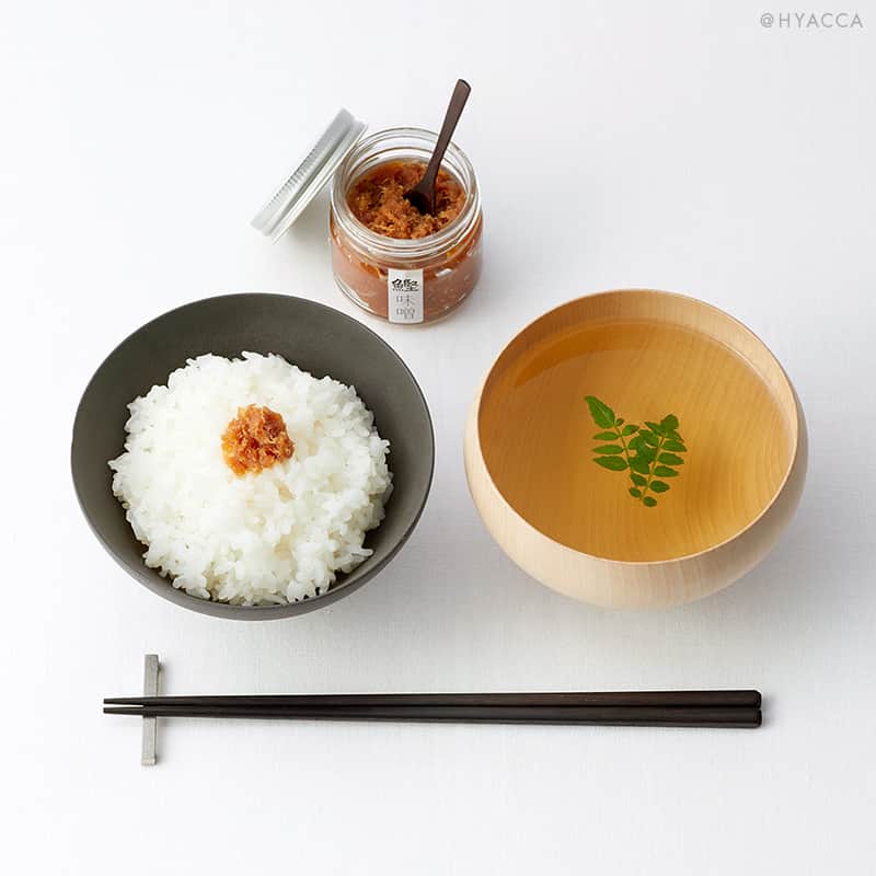 Happy Leafさんのインスタグラム写真 - (Happy LeafInstagram)「✦ 姉妹ブランド HYACCA の 引き出物プラス1品 〖 縁起がいい魚“鯛”を使用しただしパックと鰹味噌のセット 〗  本物の鰹節とだし素材の専門店〈池田屋〉が、自信を持ってお届けする鯛だしパックと鰹味噌。 麦味噌に鰹なまり節を練りこんだ鰹味噌は、味わうほどに鰹と熟成された天然素材のうまみが、口当たりよく広がります。  まいたけなど5種類の国産天然素材だけを使用し、塩分を限りなく控えた鯛だしパックは、ご自宅用にはもちろん、ご年配の方にも喜ばれる味わいです。  てまりのような竹かごもかわいらしく、引き出物や結婚内祝いのプラス1品にオススメです。  ･････････････････････････････････  ■ つむぐ和/金のかご［池田屋］ ￥1,296（税込）  ･････････････････････････････････   ▼ご注文・お問い合わせは @hyacca_gift のURLより  ※一部の商品は人気商品のため、 在庫切れとなっている場合がございます。 在庫状況は常に変動しておりますので、 あらかじめご了承ください。  ・・・・・・・・・・⠀ ⠀ 《 HYACCAの引き出物宅配🚚 》⠀ ⠀ ☑︎ スマホでかんたんに注文が可能！ ☑︎ ￥5,000クーポン付き！資料請求、お試し購入受付中⠀ ☑︎ 15万円(税込)以上のご注文で スペシャルプレゼント✨⠀ ☑︎ お届け先1か所につき 　￥4,400(税込)以上のご注文で送料無料 　※一部商品を除く⠀ ＿＿＿＿＿＿＿＿＿＿＿＿＿＿⠀ ⠀ ⠀ #引き出物宅配 #引出物宅配 #引き出物 #引出物 #引き菓子 #引菓子 #引き出物選び #引出物選び #ヒキタク #結婚準備 #結婚式準備 #プレ花嫁 #プレ花嫁準備 #全国のプレ花嫁さんと繋がりたい #ウェディングギフト #2023秋婚 #2023冬婚 #ちーむ1119 #ちーむ1123 #ちーむ1125 #ちーむ1126 #ちーむ1202 #ちーむ1203 #ちーむ1209 #ちーむ1210 #ちーむ1216 #ちーむ1217 #ちーむ1223 #ちーむ1224 #ちーむ1230」9月28日 20時00分 - hyacca_wedding