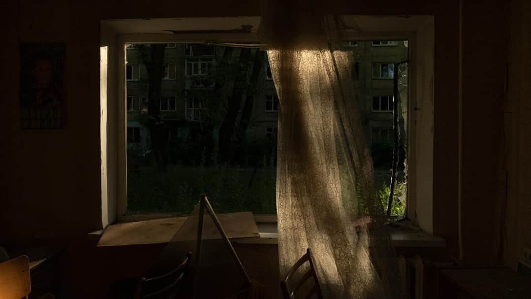 Magnum Photosさんのインスタグラム写真 - (Magnum PhotosInstagram)「@chien_chi_chang: "There are no air alerts to warn citizens of imminent missile attacks because there are constant incoming and outgoing rockets, night and day. Every house, apartment building, kindergarten, school, store, alley, and road has been destroyed and razed. Not a home, not a life, has been untouched by the Russian invasion."⁠ ⁠ Three months after undergoing prostate cancer surgery, Chang made his fifth visit to Ukraine to further document the wide-reaching effects of the war, paying witness to Ukrainian soldiers launching a counteroffensive. Meanwhile, residents endure life among the ruins without water or electricity, refusing to abandon their homeland.⁠ ⁠ PHOTOS (left to right):⁠ ⁠ (1) Soldiers of the 59th Brigade enhance assault readiness and train to deal with a range of combat medical emergencies. The long-anticipated counteroffensive has been silently and cautiously under way on the eastern and southern fronts to puncture Russia’s defenses. Every square meter gained will require a slow and grinding battle. Donetsk. Kurakhove. Ukraine. 2023.⁠ ⁠ (2) Inside every dark, damp, dense and maze-liked trench, it is more than clear: “If you want to live, dig!” The soldiers in the trenches are to hold the position with machine guns, RPGs, AK rifles and Javelins, no matter what! Novomykhailivka, Donbas. Ukraine. 2023.⁠ ⁠ (3) A soldier from the 72nd Brigade examines an unexploded rocket on the roadside. Katerynivka, Donetsk. Ukraine. 2023.⁠ ⁠ (4) Avdiivka is a frontline town, two to three kilometers from the frontline, flanked by Russian troops from three sides, Every single house, apartment building, kindergarten, school, store, alley and/or road has been destroyed and razed. Not a home, not a life, has been untouched by the Russian invasion. Avdiivka, Donetsk. Ukraine. 2023.⁠ ⁠ © @chien_chi_chang / Magnum Photos」9月28日 20時00分 - magnumphotos