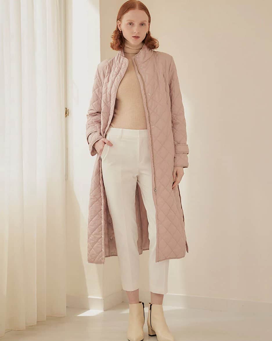 cdec_official Aesthetic Senseのインスタグラム：「． 2023 AUTUMN LOOK BOOK vol.2  スタンドカラーの中綿キルトコート。 ウエストから裾にかけてやや広がるAラインシルエットで、スタイルアップ効果◎  裾のスリット部分にドット釦を付けてさりげなくアクセントにしたり、袖タブ付きできちんと感をプラスしたり、ディティールにも拘りました。  ． ． ． 新しいアイテムが続々と入荷しています。 是非オフィシャルサイトをご覧ください♪ ． ． ▼styling ✴︎ COAT　No.97001　Col.050　￥39,930　 （プレオーダー受付中！10月上旬入荷予定） ✴︎ KNIT　No.17001　Col.051　￥14,960 ✴︎ PANTS　No.67010　Col.001　￥18,700 ． ． ．  #クードシャンス  #ファッション #ファッションコーデ #秋 #秋コーデ #秋服 #大人カジュアル #デイリーコーデ #コート #コートコーデ #パンツ #パンツコーデ #お出かけコーデ #通勤コーデ #お仕事コーデ #女子会コーデ #デートコーデ #おしゃれさんと繋がりたい #ファッション好きな人と繋がりたい #トレンドコーデ」