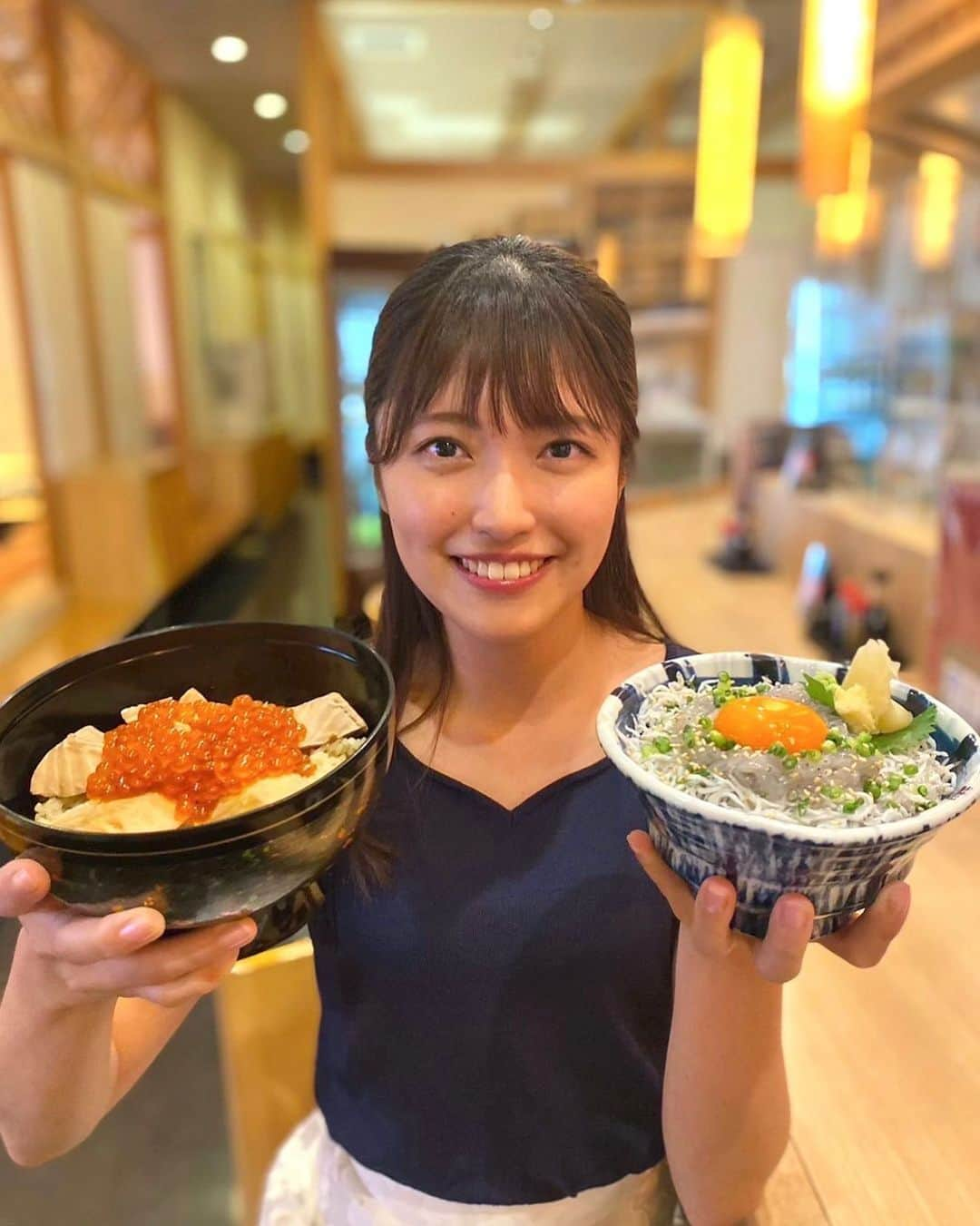 内田有香さんのインスタグラム写真 - (内田有香Instagram)「宮城の郷土料理「はらこ飯」の季節に🐟 鮭はふっくら、いくらの中身はトロッとしていました🤤  いくらが「鮭の腹の子」であることが 名前の由来とも言われていて サケが遡上してくる秋に ご当地である亘理や宮城県内で食べられます！  秋の脂がのった「しらす丼」も美味しかったです✨  食欲の秋ですね〜♡  #中継 #はらこ飯 #あら浜 #浜や」9月28日 19時21分 - yuuka_uchida_