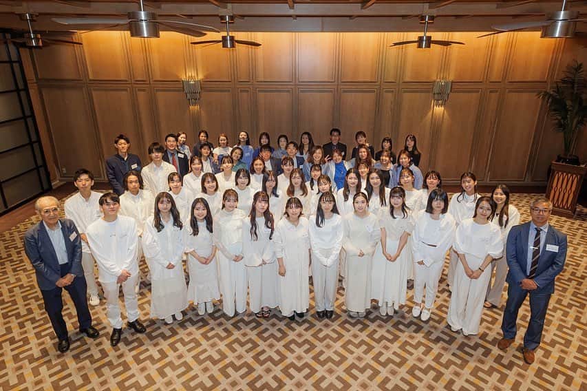 株式会社ポジティブドリームパーソンズさんのインスタグラム写真 - (株式会社ポジティブドリームパーソンズInstagram)「【PDP NEWS 】 株式会社ポジティブドリームパーソンズ 来春入社予定の2024年新卒内定者の内定式を行いました。 2024年新卒内定者37名のうち全国各地から32名が集まり、参加。  内定者はまだ何色にも染まっていない純真無垢な姿をオールホワイトのコーディネートで表現。  高校、大学時代の多くをコロナの中で過ごされた皆さん。こうしてマスクを外して対面にて内定式ができたこと全社一同とても嬉しく感じております。  メンター代表として「スケープス ザ スィート」の丸山、ファウンダーの杉元から祝辞を受け、これからどのように活躍していきたいか、成長していきたいかをより考える時間になったかと思います。  入社までの約半年間はメンターが伴走し、これから共に「感動で満ちあふれる日本を創ってゆく」をビジョンに感動創出企業として今後もより多くの方に感動をお届けできるよう努めてまいります。 #positivedreampersons #pdp #感動創出企業 #確かな感動が生まれる場所」9月28日 20時00分 - positivedreampersons_inc
