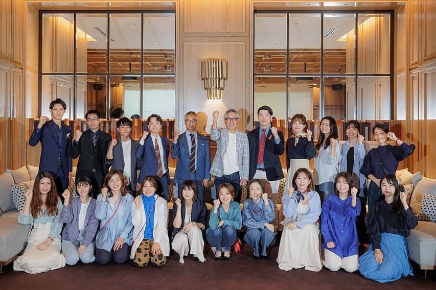 株式会社ポジティブドリームパーソンズさんのインスタグラム写真 - (株式会社ポジティブドリームパーソンズInstagram)「【PDP NEWS 】 株式会社ポジティブドリームパーソンズ 来春入社予定の2024年新卒内定者の内定式を行いました。 2024年新卒内定者37名のうち全国各地から32名が集まり、参加。  内定者はまだ何色にも染まっていない純真無垢な姿をオールホワイトのコーディネートで表現。  高校、大学時代の多くをコロナの中で過ごされた皆さん。こうしてマスクを外して対面にて内定式ができたこと全社一同とても嬉しく感じております。  メンター代表として「スケープス ザ スィート」の丸山、ファウンダーの杉元から祝辞を受け、これからどのように活躍していきたいか、成長していきたいかをより考える時間になったかと思います。  入社までの約半年間はメンターが伴走し、これから共に「感動で満ちあふれる日本を創ってゆく」をビジョンに感動創出企業として今後もより多くの方に感動をお届けできるよう努めてまいります。 #positivedreampersons #pdp #感動創出企業 #確かな感動が生まれる場所」9月28日 20時00分 - positivedreampersons_inc