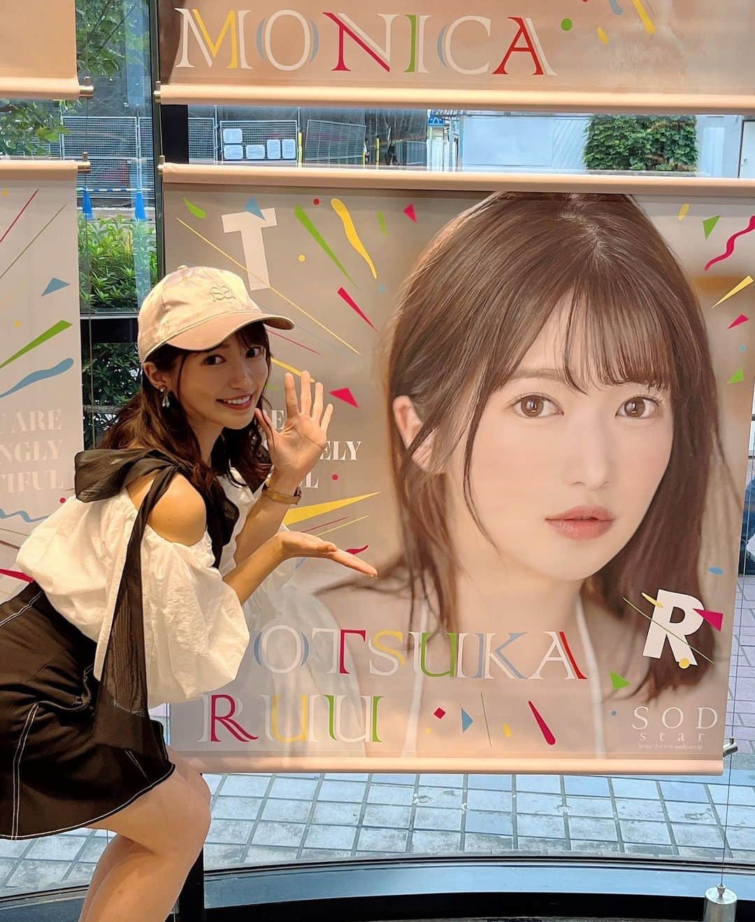 渚志帆のインスタグラム：「インスタフォロワー様10万人有難うございます🍧‪‪❤︎‬ 毎日の皆様のお言葉が励みです🥲！  そしてSODさん本社に私のパネルが...！✨✨ 嬉しすぎる😭  そしてそして、現在新作の作品が今回特別に フォトブック付きで数量限定予約受付中です！！！  A4サイズのしっかりした紙を使っていらっしゃって、 写真の出来栄えもかなり良くて感動しました🥹✨  3枚目は中身をチラァァッとチラ見🫣  色んな私の表情のショットが見れる一冊になっています！ そして一冊一冊、心込めてサインもしました✏️💫  FANZAさん通販限定になるので、 そちらから是非ゲットして頂けたら嬉しいです💙  そして、これからもくだらないことも、お馬鹿なことも 嬉しいことも笑ったことも、皆様と一緒に楽しく 共有していけたら私は最高に幸せ！＆幸せになってほしい！  と、心から思っています！！！  いつも応援してくださってる皆様に感謝です。 有難うございます！！！」