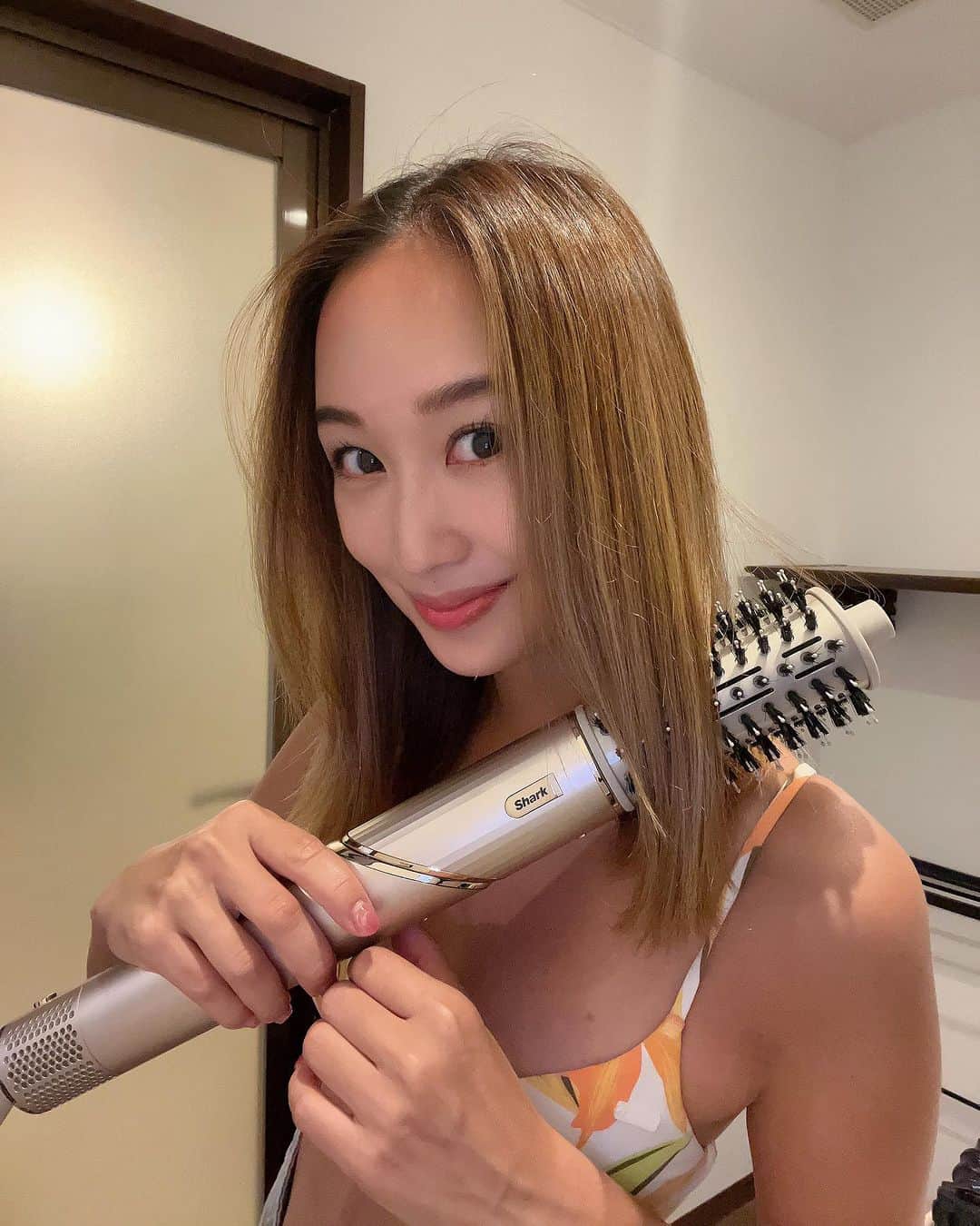 近藤あやさんのインスタグラム写真 - (近藤あやInstagram)「旅先におすすめ！多機能ヘアドライヤー✨🦄 アメリカで話題のShark Beautyのドライヤーが ⽇本に上陸😆💖👏  旅先にヘアドライヤーがないことも多くて 困ることも多い😮‍💨そんな旅好にも オススメなのがShark FlexStyle!!🪸🫧  ドライヤーとスタイラーが一つになってるの！ アタッチメントもたくさんついてて、 ストレートも巻き髪も作れて便利✌️🌈  今回、旅先に持ってきてるんだけど、何度も海に入ってシャワー浴びて、乾かして…って繰り返してるけど、ドライヤーは強めの風で速乾してくれて嬉しい🦋💜時短🫧👌🩷 ロールブラシでブローすると、ストレートで仕上がるよ😆❤️公式サイトにて販売してます🧚‍♀️💕  お家使いも、旅好きな人にもオススメです🪸💕  #PR #SharkBeauty #シャークビューティー #シャークドライヤー #Shark #なりたいワタシを叶えよう #Shark_ad #ヘアドライヤー」9月28日 20時01分 - doraemontoaya