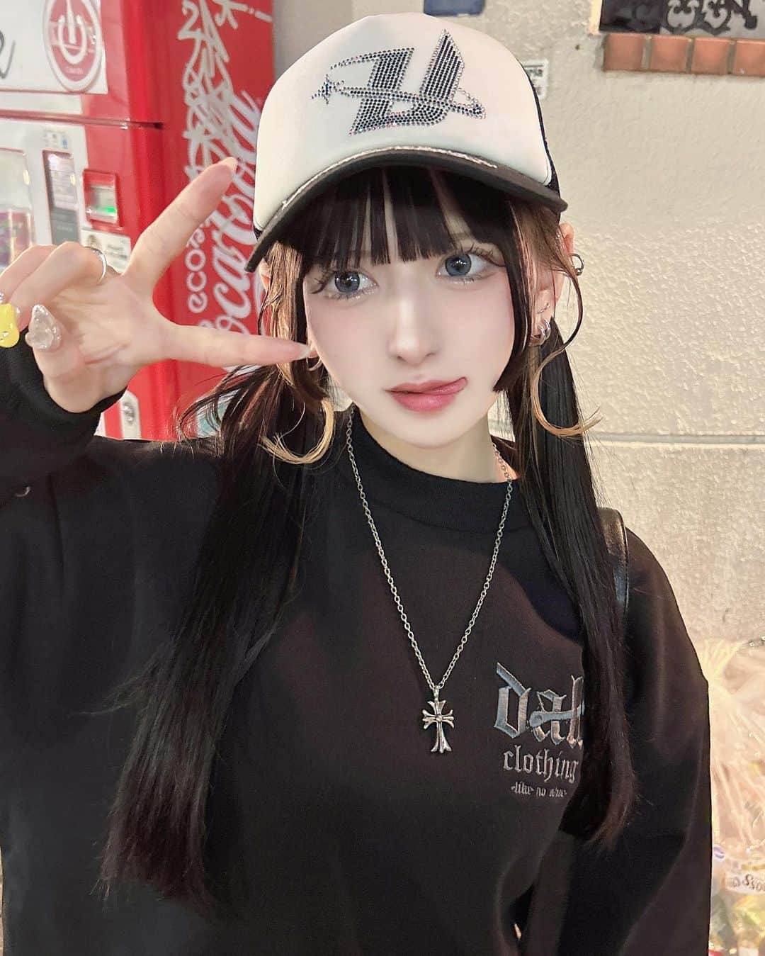 狐波ろんのインスタグラム：「@dallclothing さんのスウェットげとしたシンプルだけどかわええくて気分ぐっどやね 明日から北海道なのに冬服ゼロ枚だったので滑り込みセーフ(ᐢᴖ ·̫ ᴖᐢ)👍🏻🌟」