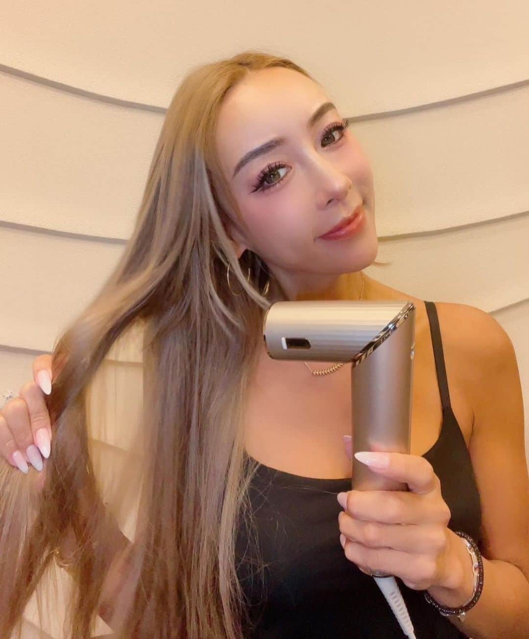 GENKINGさんのインスタグラム写真 - (GENKINGInstagram)「アメリカで話題の「Shark Beauty」のドライヤーが⽇本発売💕  ドライヤーからスタイラーに変⾝する、 この「Shark FlexStyle」は画期的アイテムでエアカーラーで巻き髪も可能なアゲ↑なアイテム💖  ドライヤーとしてもスタイラーとしてもしっかり使えるから便利なんだけど、私はエアリー感なゆる巻が好きなので、このエアカーラーで作る巻き髪が大好き😊✨  海で傷んだ髪の毛もケアできるから、ハワイに長くいた私も助かってる❣️  ⾵が強く速乾性も抜群で、濡れた髪もすぐ乾かせて、簡単にスタイリングまで可能👌  公式サイトで販売中だからチェックしてみてね✨  @sharkbeautyjp #PR #SharkBeauty #Shark_ad #シャークビューティー #シャークドライヤー #Shark #なりたいワタシを叶えよう」9月28日 20時02分 - _genking_