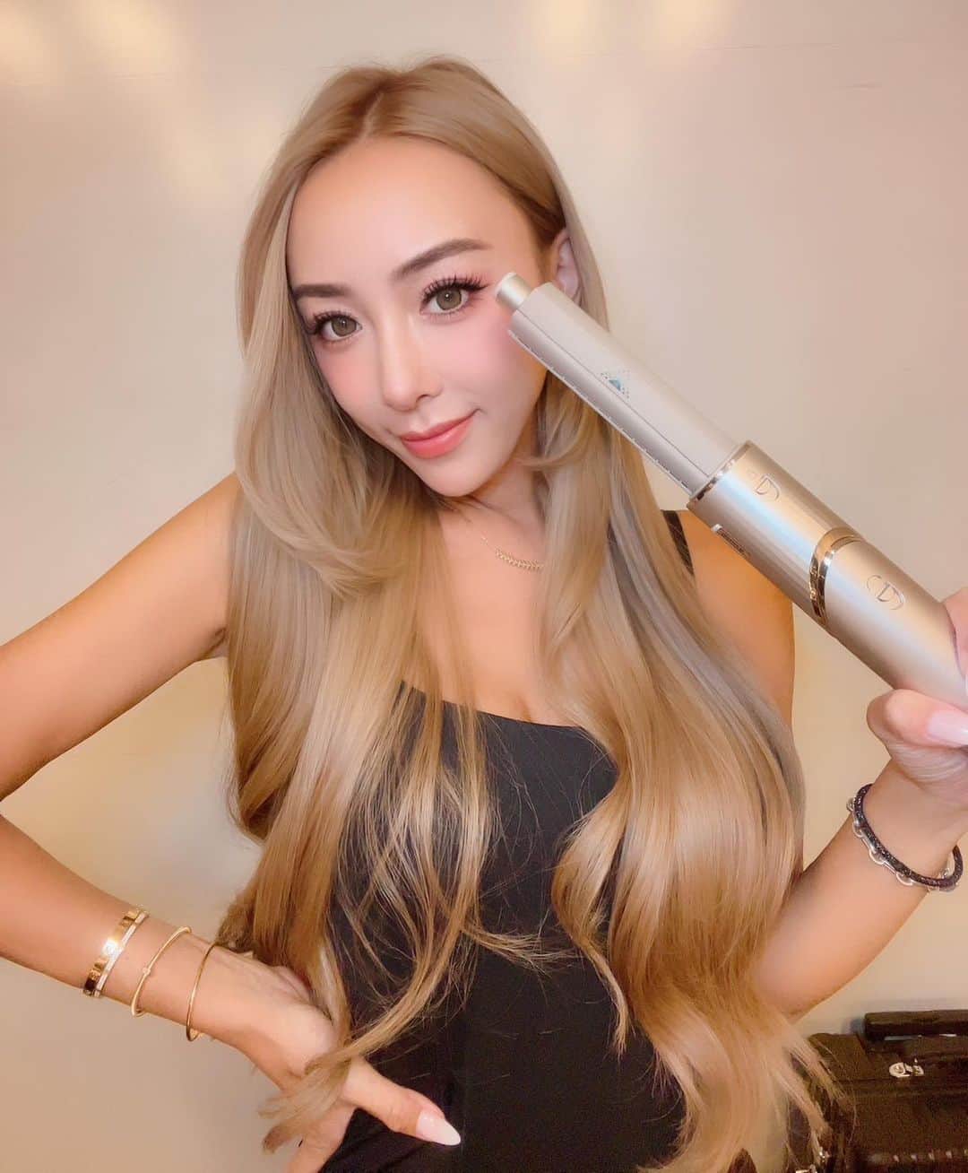 GENKINGさんのインスタグラム写真 - (GENKINGInstagram)「アメリカで話題の「Shark Beauty」のドライヤーが⽇本発売💕  ドライヤーからスタイラーに変⾝する、 この「Shark FlexStyle」は画期的アイテムでエアカーラーで巻き髪も可能なアゲ↑なアイテム💖  ドライヤーとしてもスタイラーとしてもしっかり使えるから便利なんだけど、私はエアリー感なゆる巻が好きなので、このエアカーラーで作る巻き髪が大好き😊✨  海で傷んだ髪の毛もケアできるから、ハワイに長くいた私も助かってる❣️  ⾵が強く速乾性も抜群で、濡れた髪もすぐ乾かせて、簡単にスタイリングまで可能👌  公式サイトで販売中だからチェックしてみてね✨  @sharkbeautyjp #PR #SharkBeauty #Shark_ad #シャークビューティー #シャークドライヤー #Shark #なりたいワタシを叶えよう」9月28日 20時02分 - _genking_