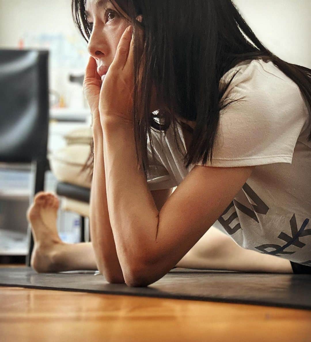 中岡由佳さんのインスタグラム写真 - (中岡由佳Instagram)「❇︎ 朝ヨガしながら深呼吸を繰り返す。 鼻から空気を思い切り吸って…口からゆっくり吐き出す… 目標は、しなやかな体と強い心💫  #yoga #ヨガ #health #健康 #centforce #セントフォース」9月28日 20時11分 - yuka_nakaoka