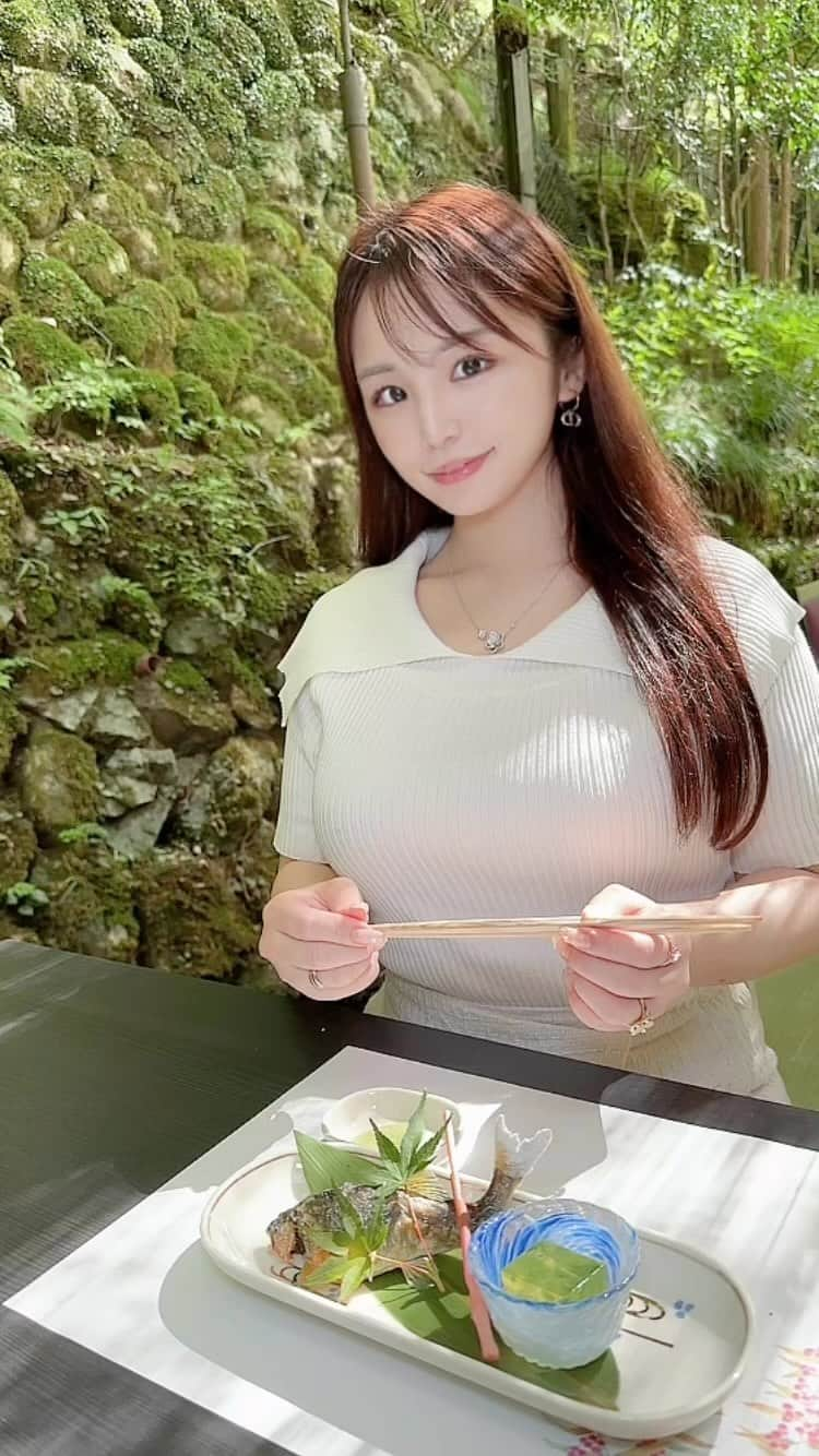 CHERIのインスタグラム：「Kyoto Kawadoko🎋𓈒𓏸 川床で夏の終わり鮎を食べたよ🐟  味覚で四季折々を感じる瞬間がとても好きです🌿.∘  #京都グルメ#京都川床#貴船神社   #kyototrip#kawadoko#kyotojapan#japan」