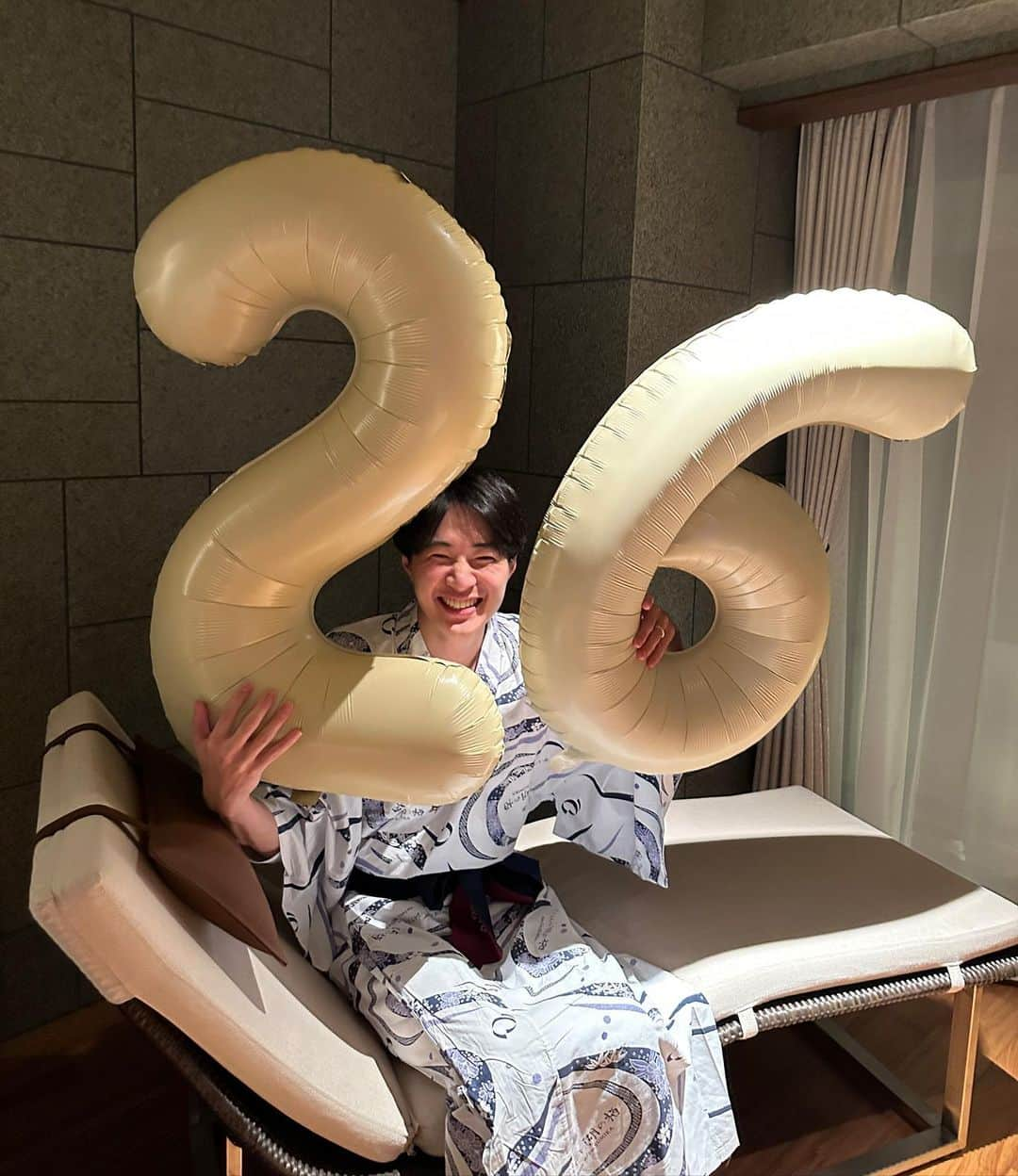 神田希未菜さんのインスタグラム写真 - (神田希未菜Instagram)「. 改めて誕生日おめでとう👨🏻🎂  恋人から夫婦になって、 夫婦から親になって(ここの変化が大きかったね) ぶつかる事も少し増えたけど 今が1番お互いにとって良い存在で居られてる気がする🤝🏻  息子の前だとママとパパ呼びやけど ふたりの時は名前で呼び合ったり、 息子が寝た後の束の間の夫婦時間やったり、 歩く時は手を繋いできてくれるのも そんな些細なことが今でも嬉しくて幸せやったり🤫  最高の夫でありパパです☺️🤍 いつもありがとう！これからもよろしく🎩  #息子生まれて貴重になったツーショット」9月28日 20時05分 - ___kimi3___