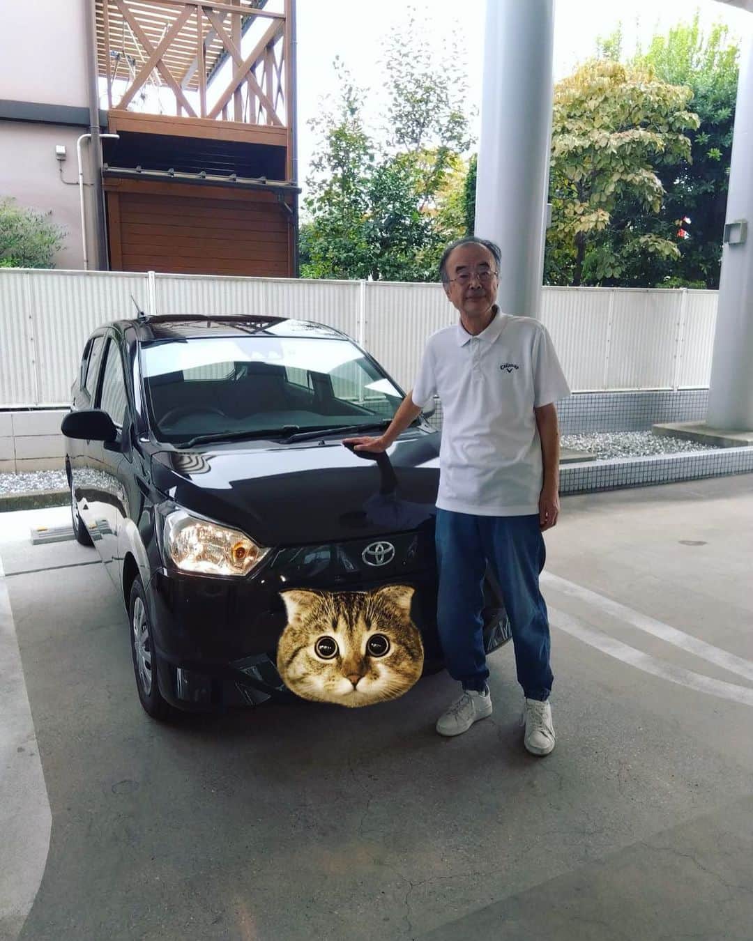 野本かりあのインスタグラム：「パパ、新車の納車。 嬉しそう❣️」