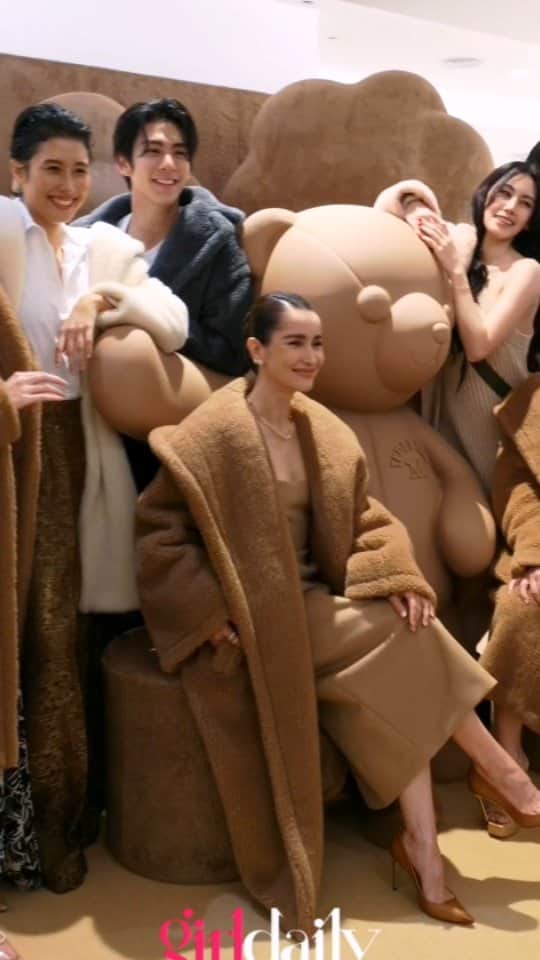 CeCi Thailandのインスタグラム：「It’s fluffy season!! ร่วมเฉลิมฉลองครบรอบ 10 ปีของ Max Mara Teddy Coat เสื้อ Coat รุ่น Iconic ของ Max Mara ในงาน Teddy Ten Pop Up ซึ่งถือเป็น Pop Up แห่งแรกและแห่งเดียวในแถบ South East Asia ภายใต้ Concept “I was, I am, I will be” สะท้อนสไตล์ที่เป็นตัวเองผ่านเสื้อ Teddy Coat ได้ตั้งแต่วันนี้ ถึง 16 ตุลาคม ที่ Em Gallery ชั้น M ศูนย์การค้า the Emporium #MaxMaraTeddyTen #MaxMaraThailand @pacificagroup」