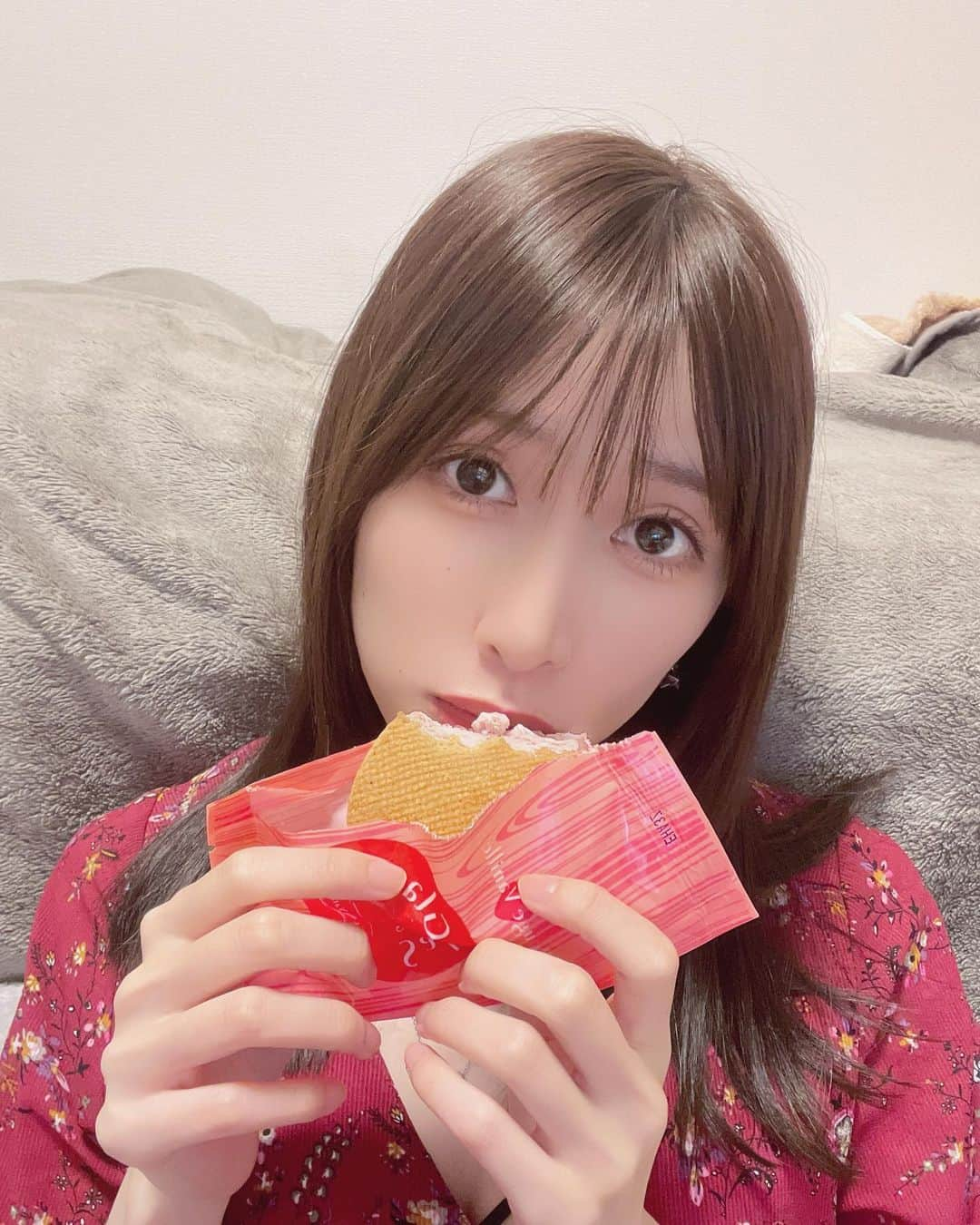 小鳥遊七星のインスタグラム：「ルタオのアイスすっごく濃厚で美味しい😋  これは、いちご味です🍓」